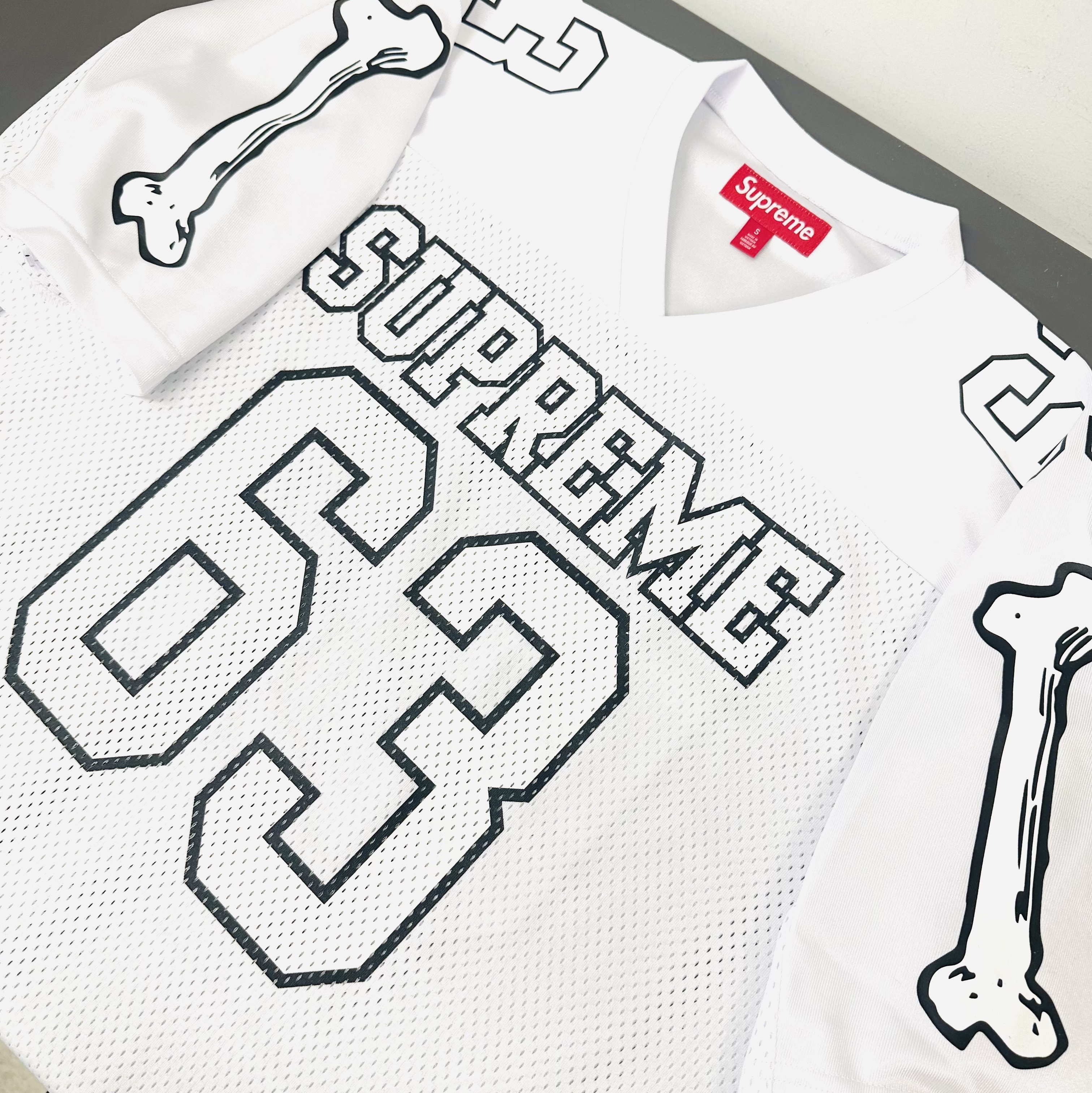 슈프림 본즈 풋볼 저지 화이트 - 25FW | Supreme | KREAM