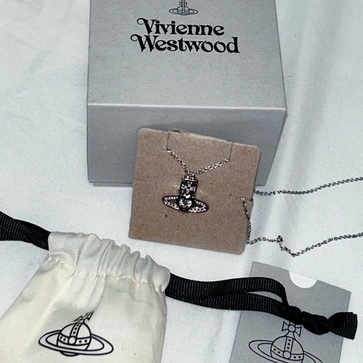 Vivienne Westwood Ariella Pendant Platinum 착용 스타일 - 2