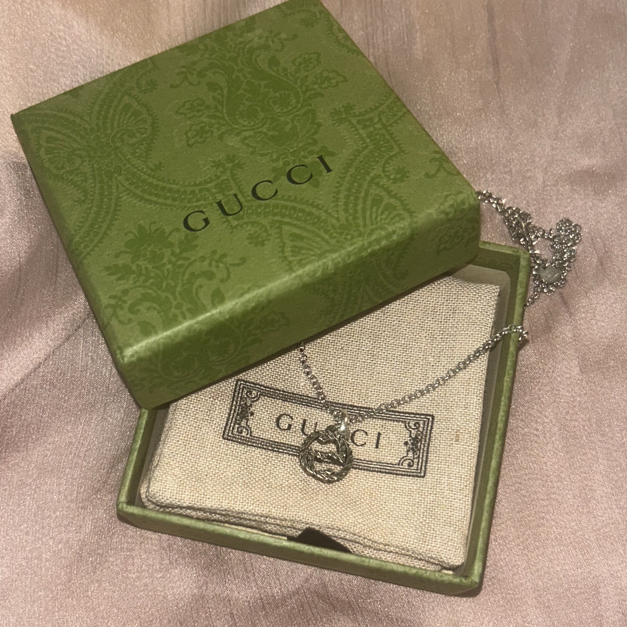 Gucci Interlocking G Pendant Necklace Silver 착용 스타일 - 5