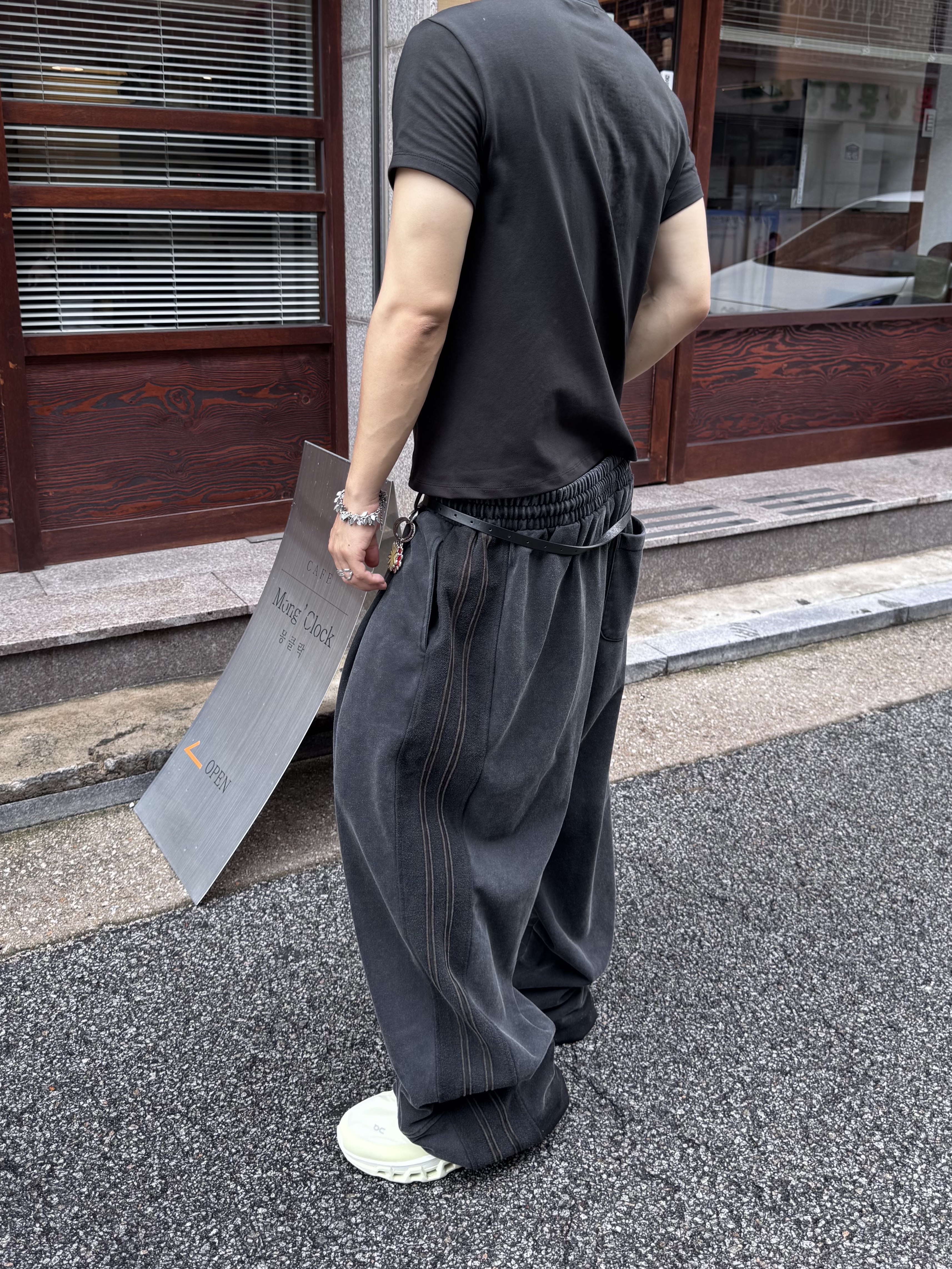 On Running x Post Archive Faction (Paf) Cloudmonster 2 Seedling White, Oakley Plantaris Matte Black Frame Prizm Grey Lenses Regular Universal Fit 착용 스타일 - 7