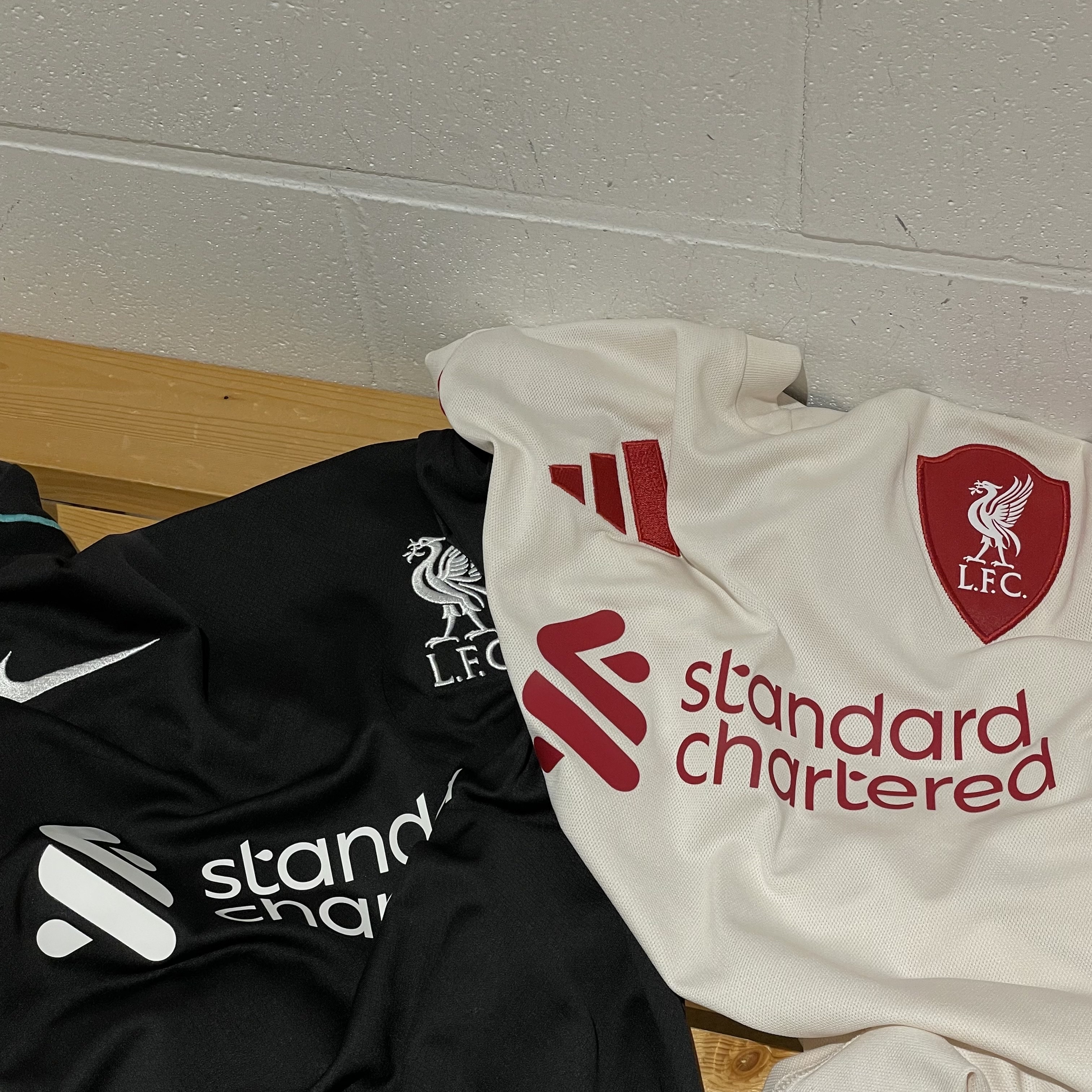 Adidas Liverpool FC 2025/26 Home Long Sleeve Jersey Strawberry Red - KR Sizing (Non Marking Ver.), Adidas Liverpool FC 2025/26 Away Long Sleeve Jersey Wonder White - KR Sizing (Non Marking Ver.) 착용 스타일 - 3