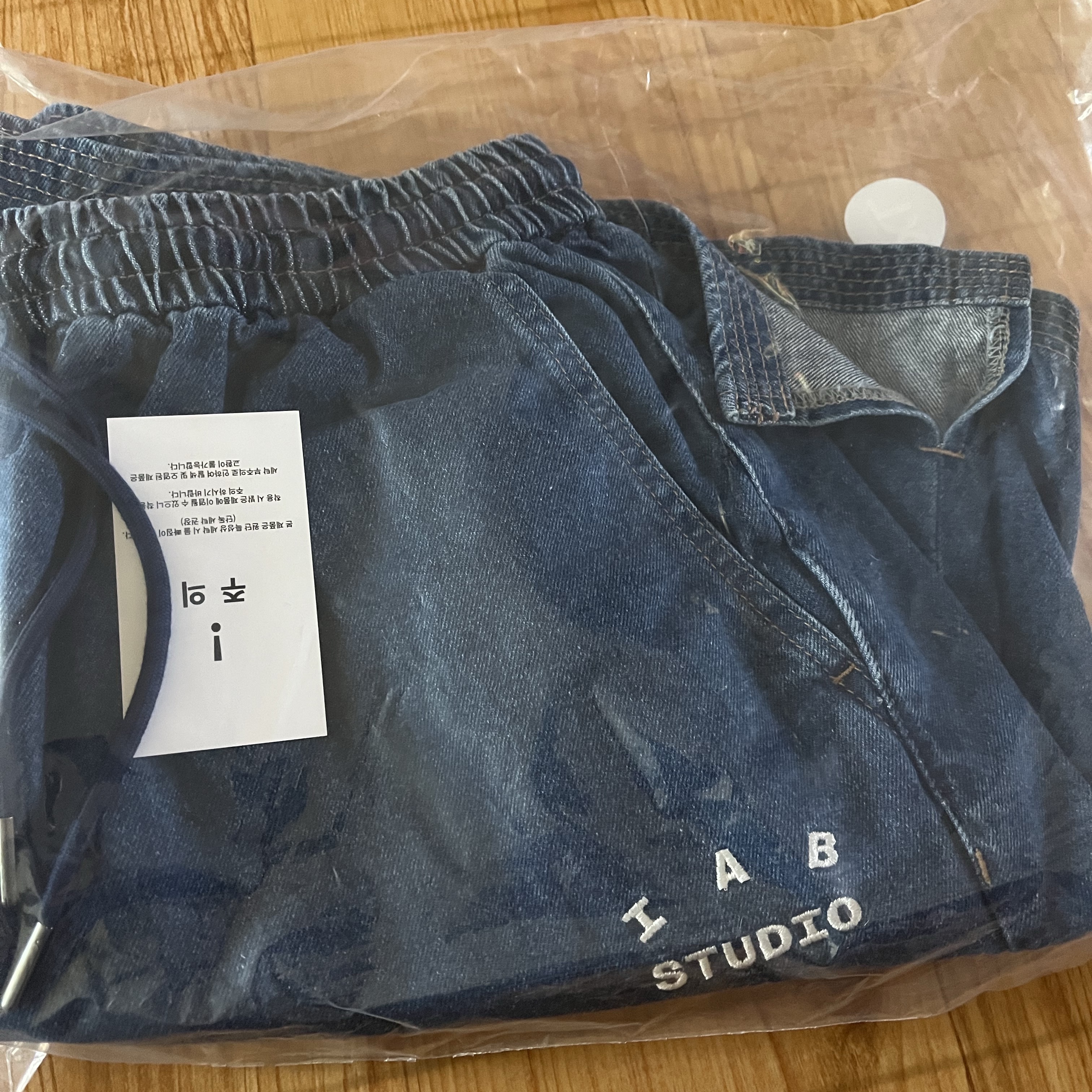 IAB Studio Denim Shorts Deep Blue 착용 스타일