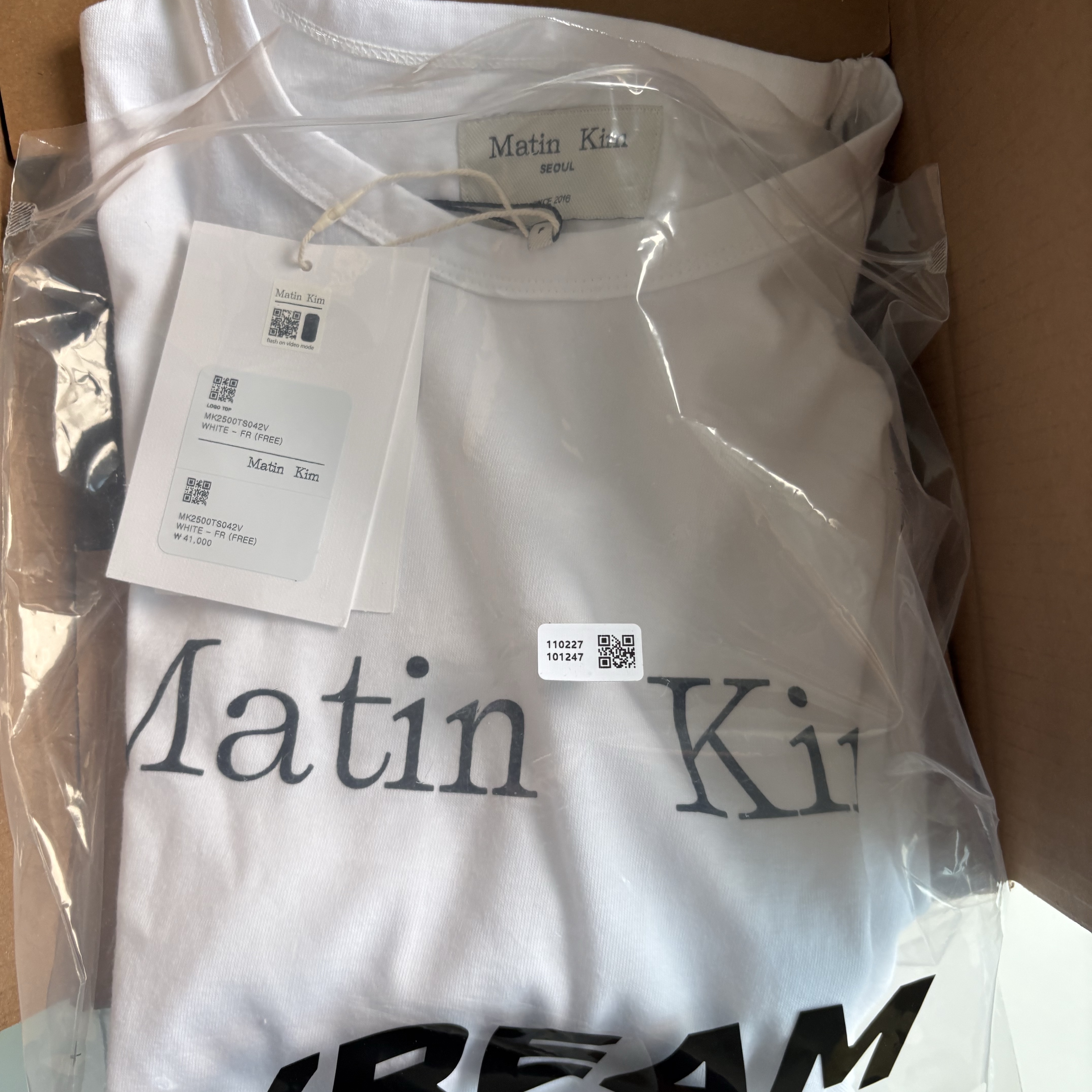 Matin Kim Logo Top White 착용 스타일