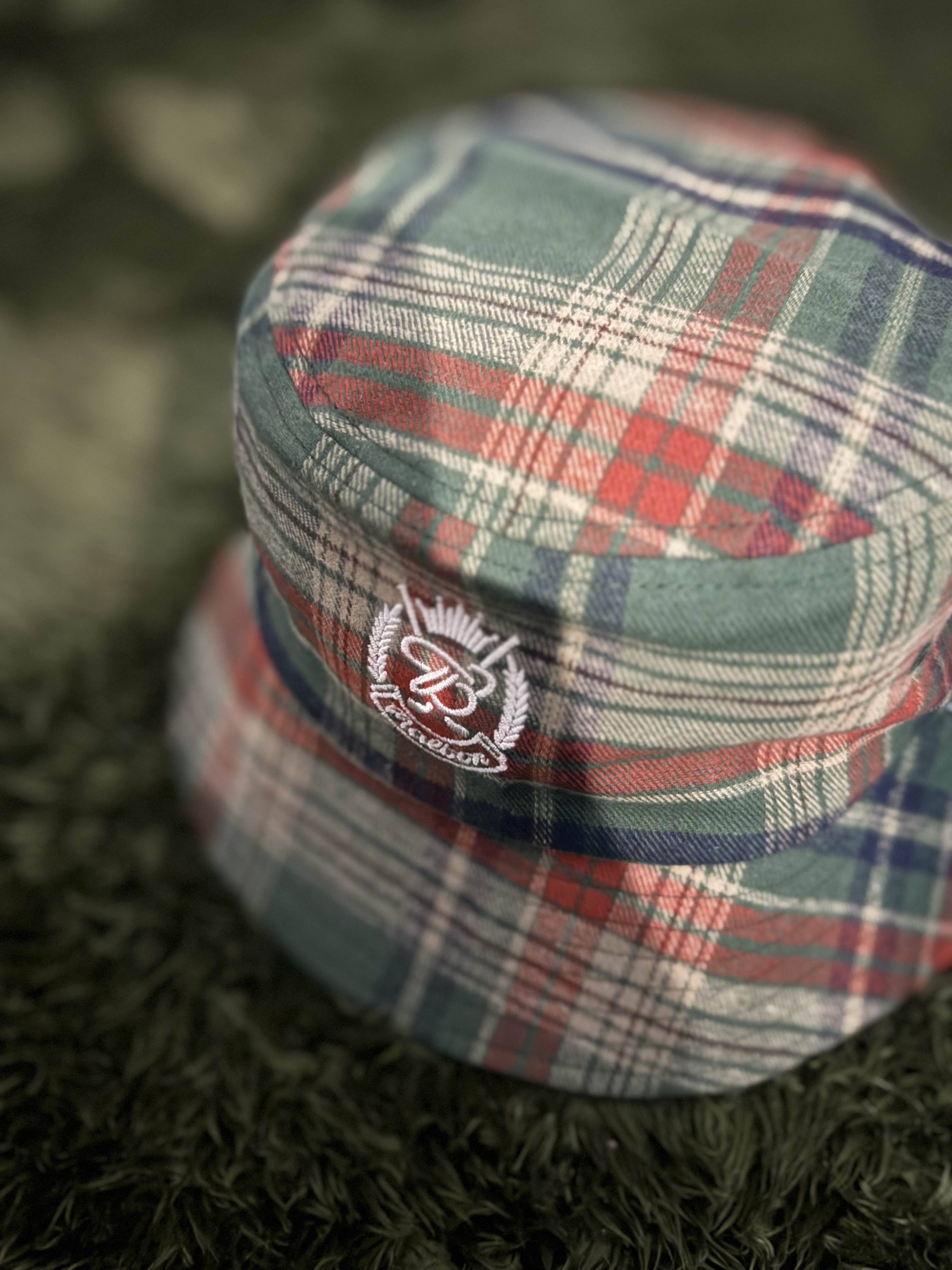 Malbon Golf x Budweiser Plaid Bucket Hat Red Plaid 착용 스타일 - 4