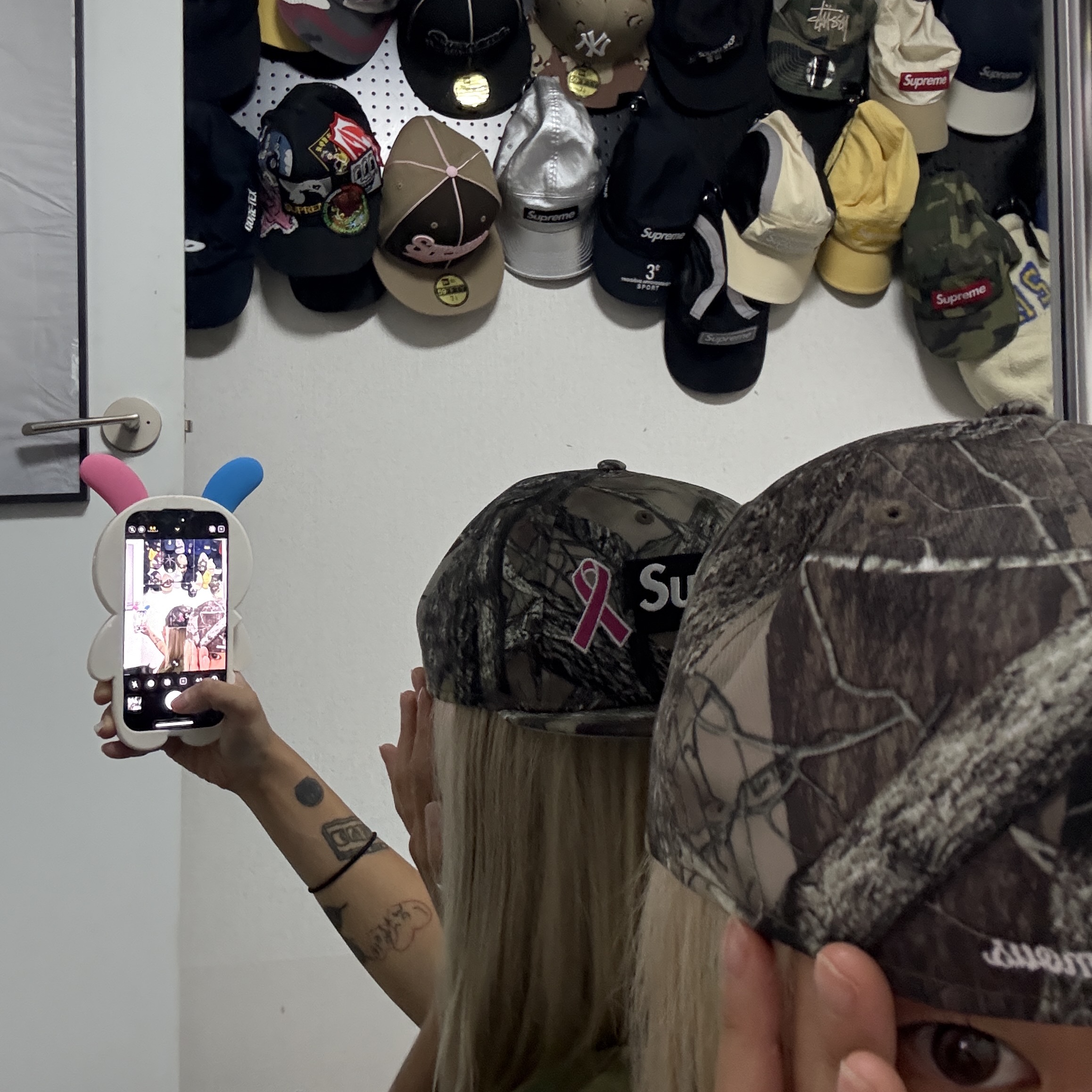 Supreme Breast Cancer Awareness Box Logo New Era TrueTimber HTC Fall Camo - 25FW 착용 스타일 - 1