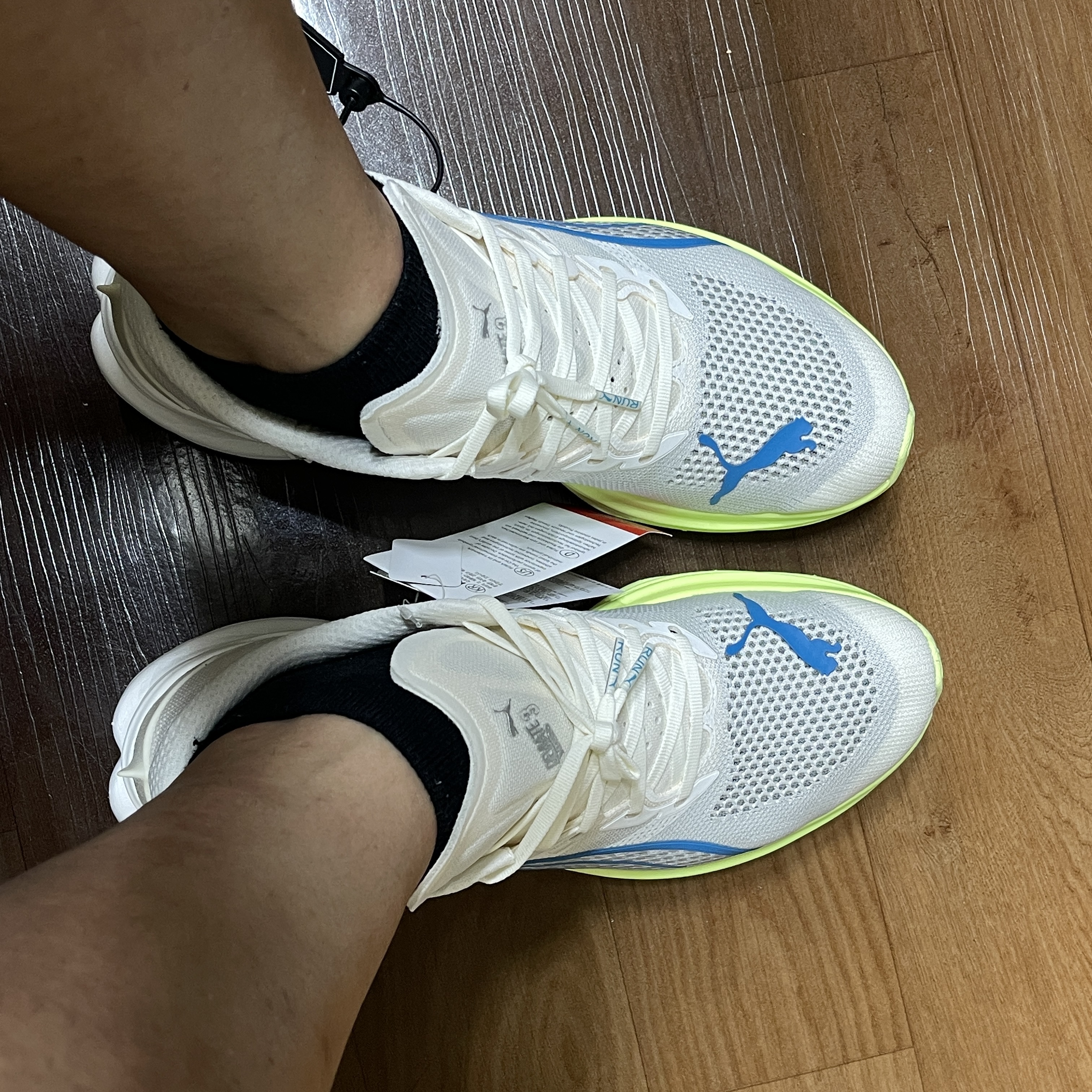 Puma Deviate Nitro 3 Wide Frosted Ivory Tropical Blue 착용 스타일 - 1