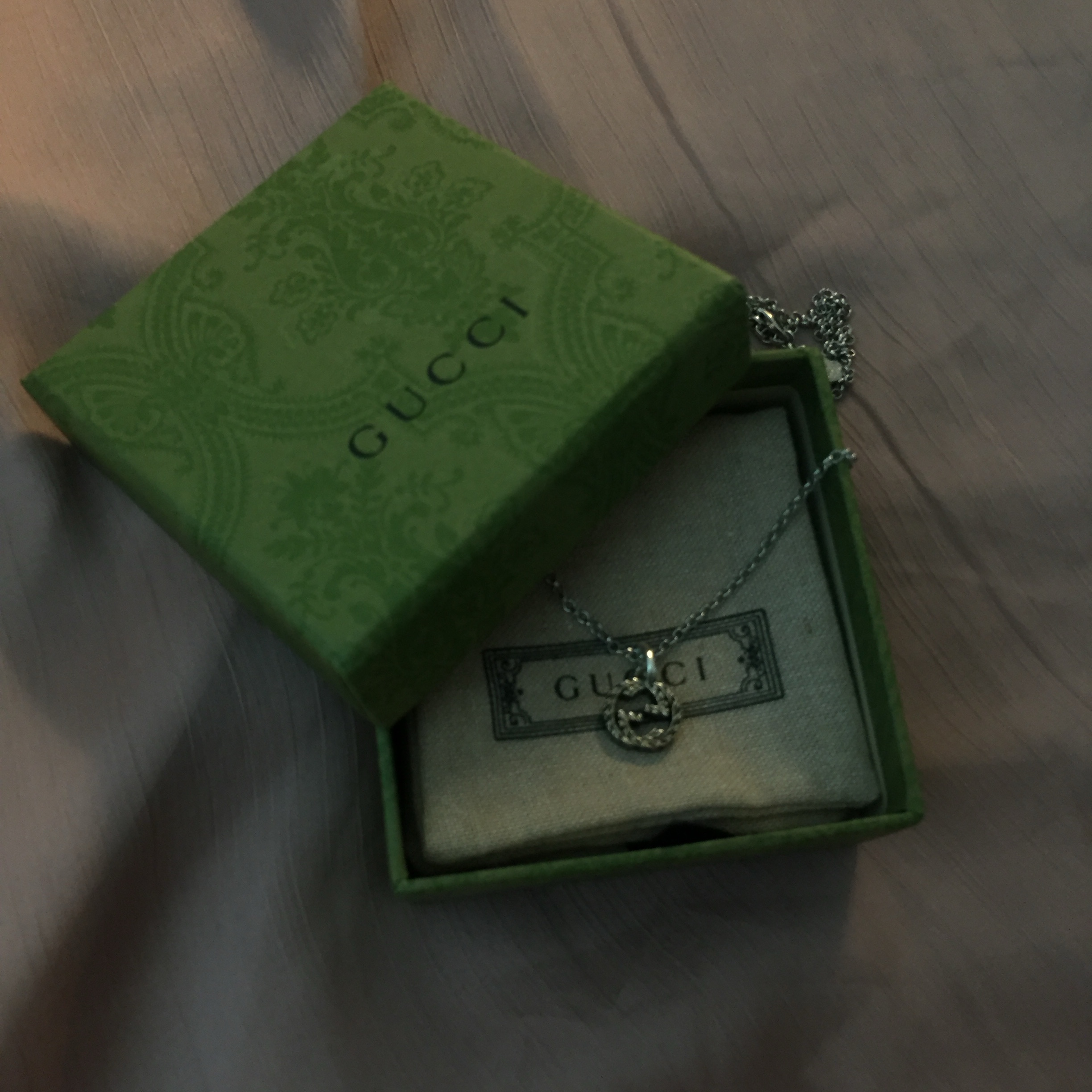 Gucci Interlocking G Pendant Necklace Silver 착용 스타일 - 2