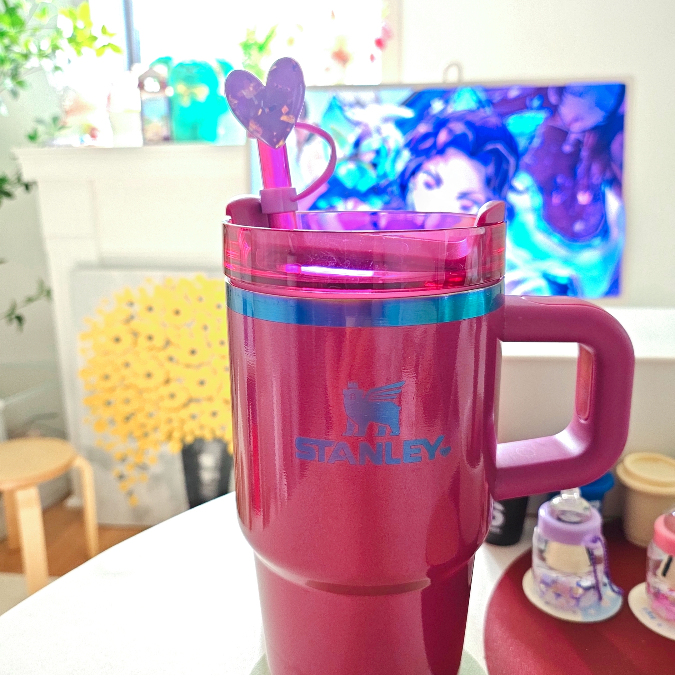 Stanley The Valentine's Day Quencher H2.0 Flowstate Tumbler 20 oz. Berry Truffle 착용 스타일