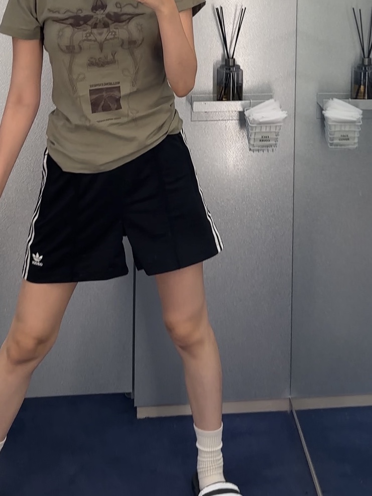 (W) Adidas Firebird Shorts Black - KR Sizing 착용 스타일