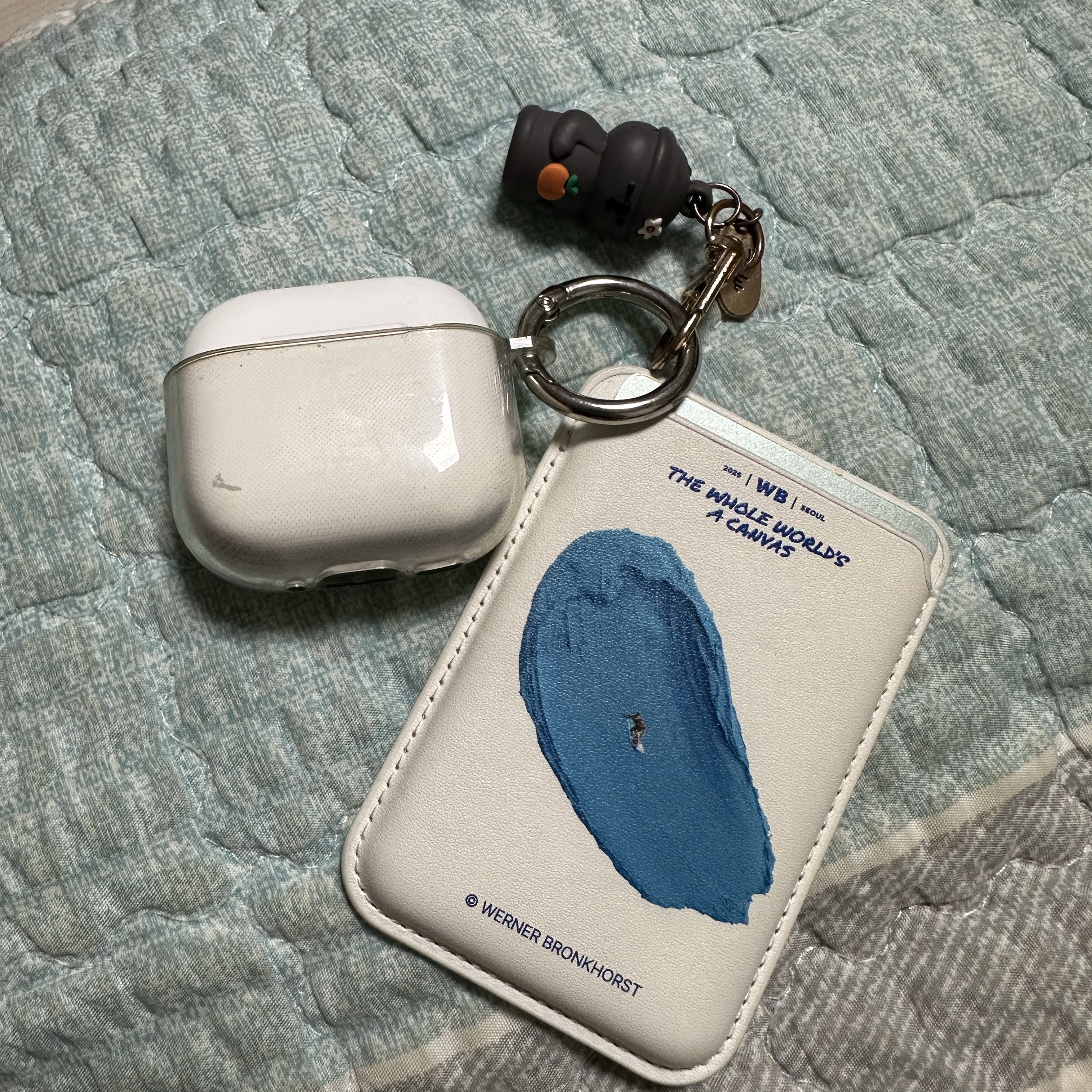 Apple AirPods 4th Gen with Active Noise Cancellation (Korean Ver.) 착용 스타일