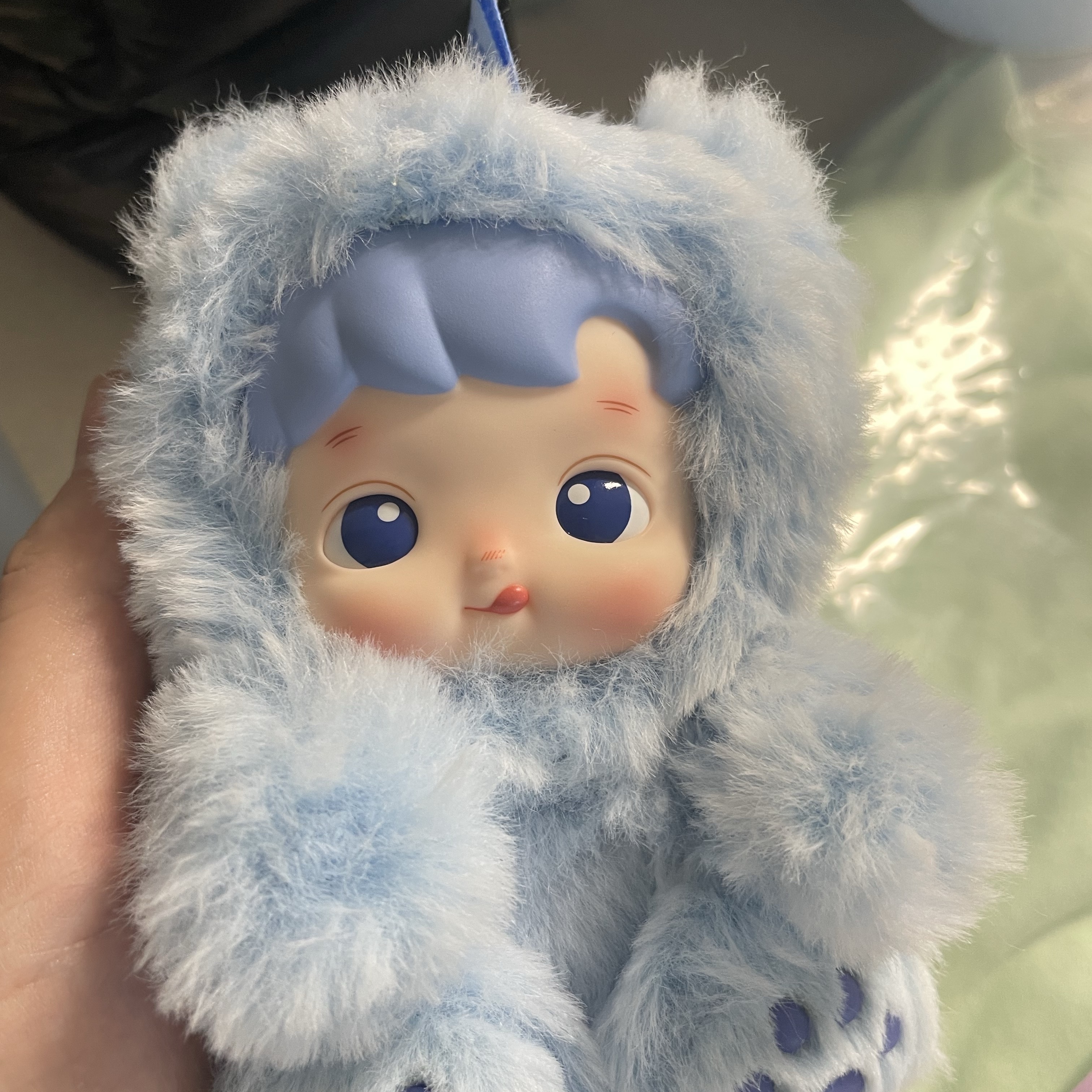 Pop Mart Hacipupu Gummy Bear Series Vinyl Plush Pendant Blueberry Flavor (Opened Case) 착용 스타일