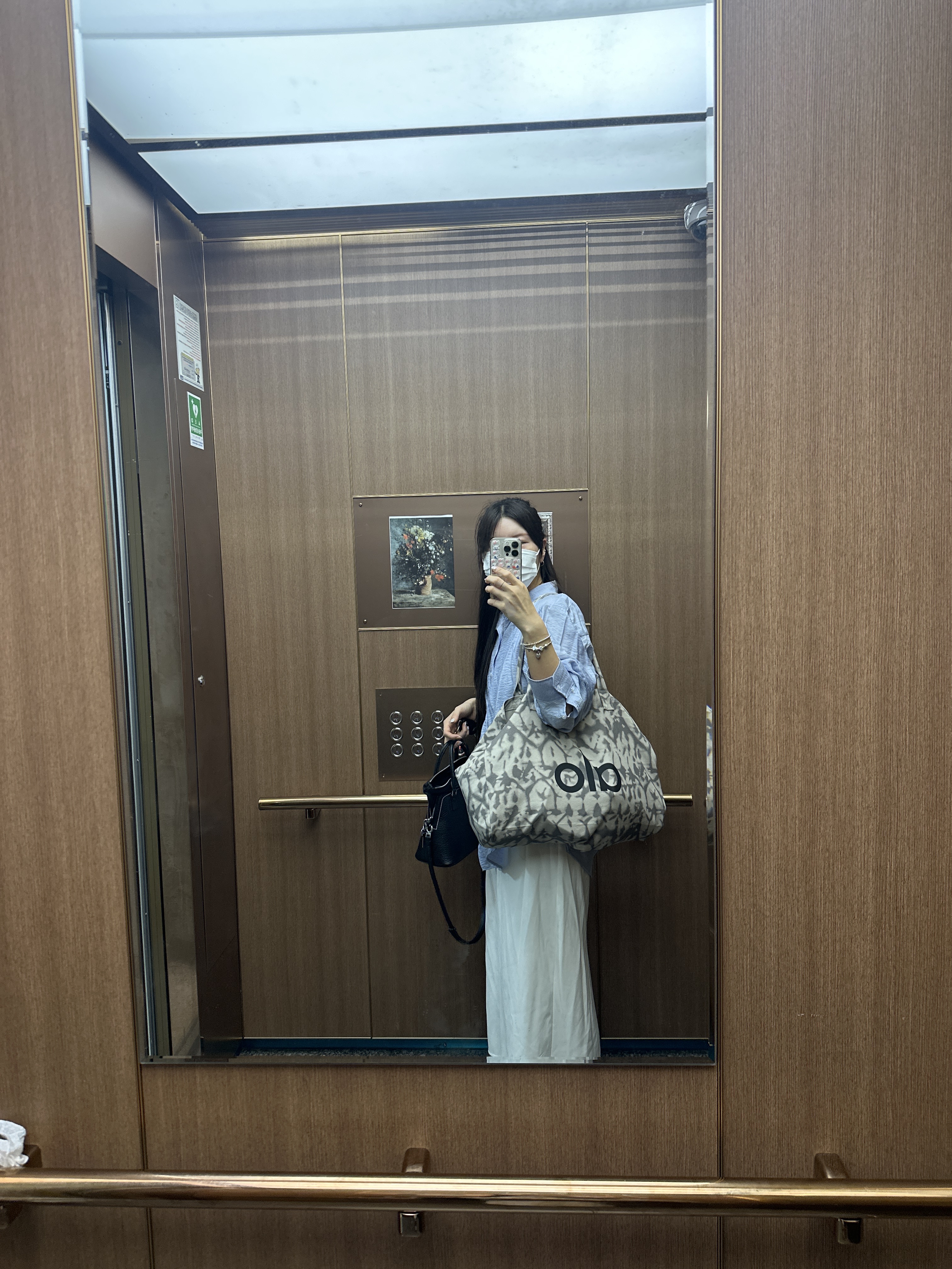 Alo Yoga Iconic Shopper Tote Bag Grey Tiedye, Maison Margiela 5AC Mini Shoulder Bag Black 착용 스타일