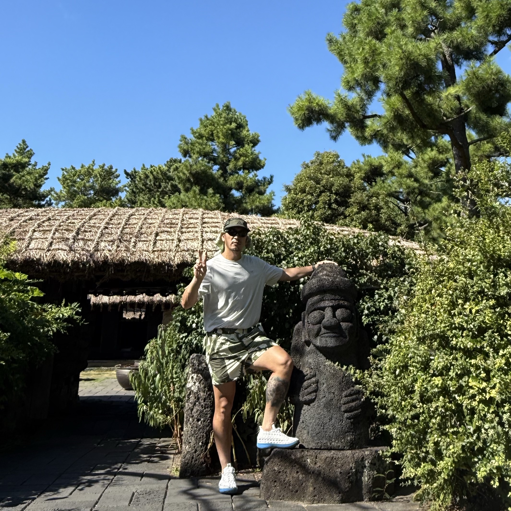 Nike ACG Watercat+ Summit White Light Photo Blue, Arc'teryx Cormac Crew Neck SS Shirt Arctic Silk Heather 착용 스타일