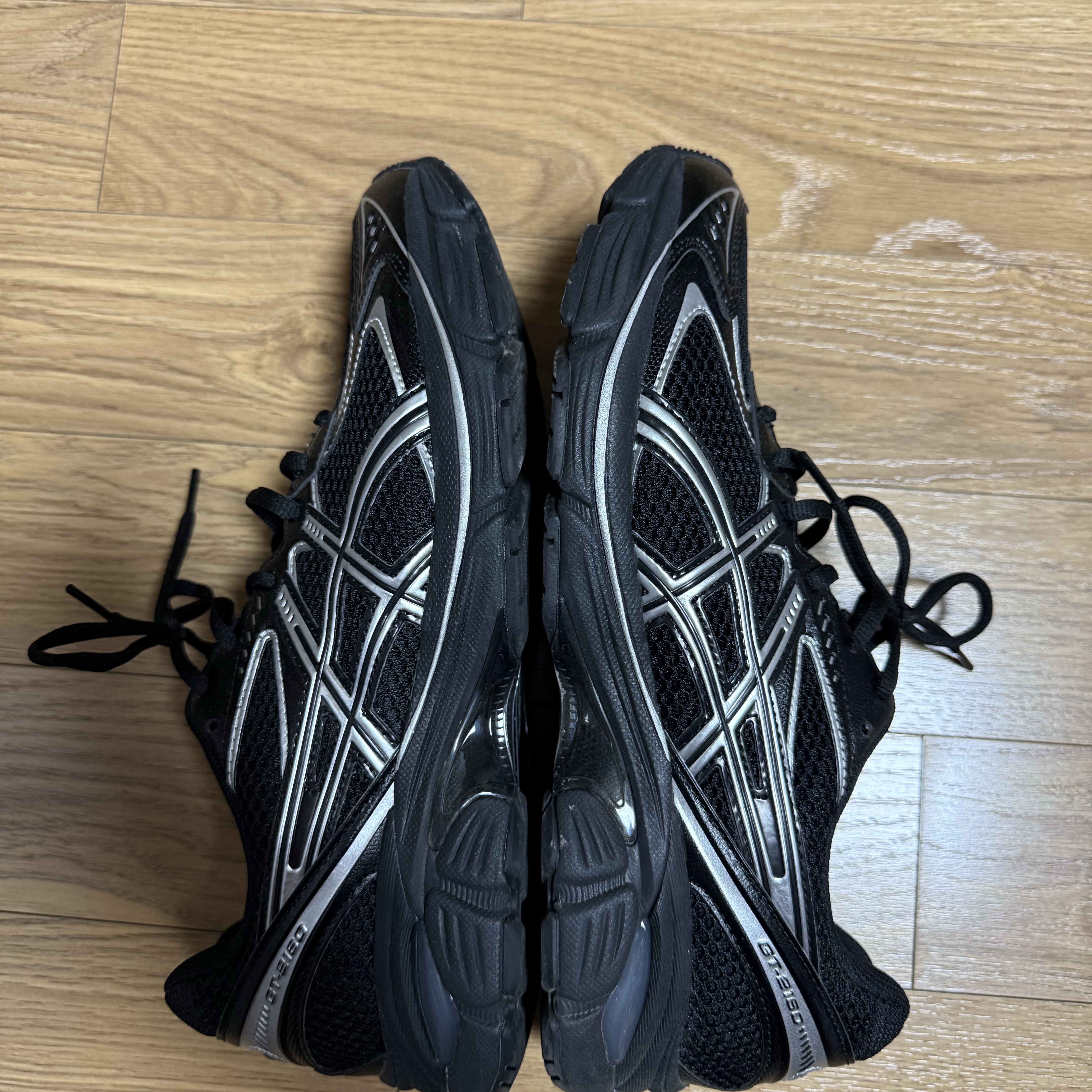 Asics GT-2160 Black Pure Silver, (W) Adidas Tokyo Off White Better Scarlet 착용 스타일 - 1