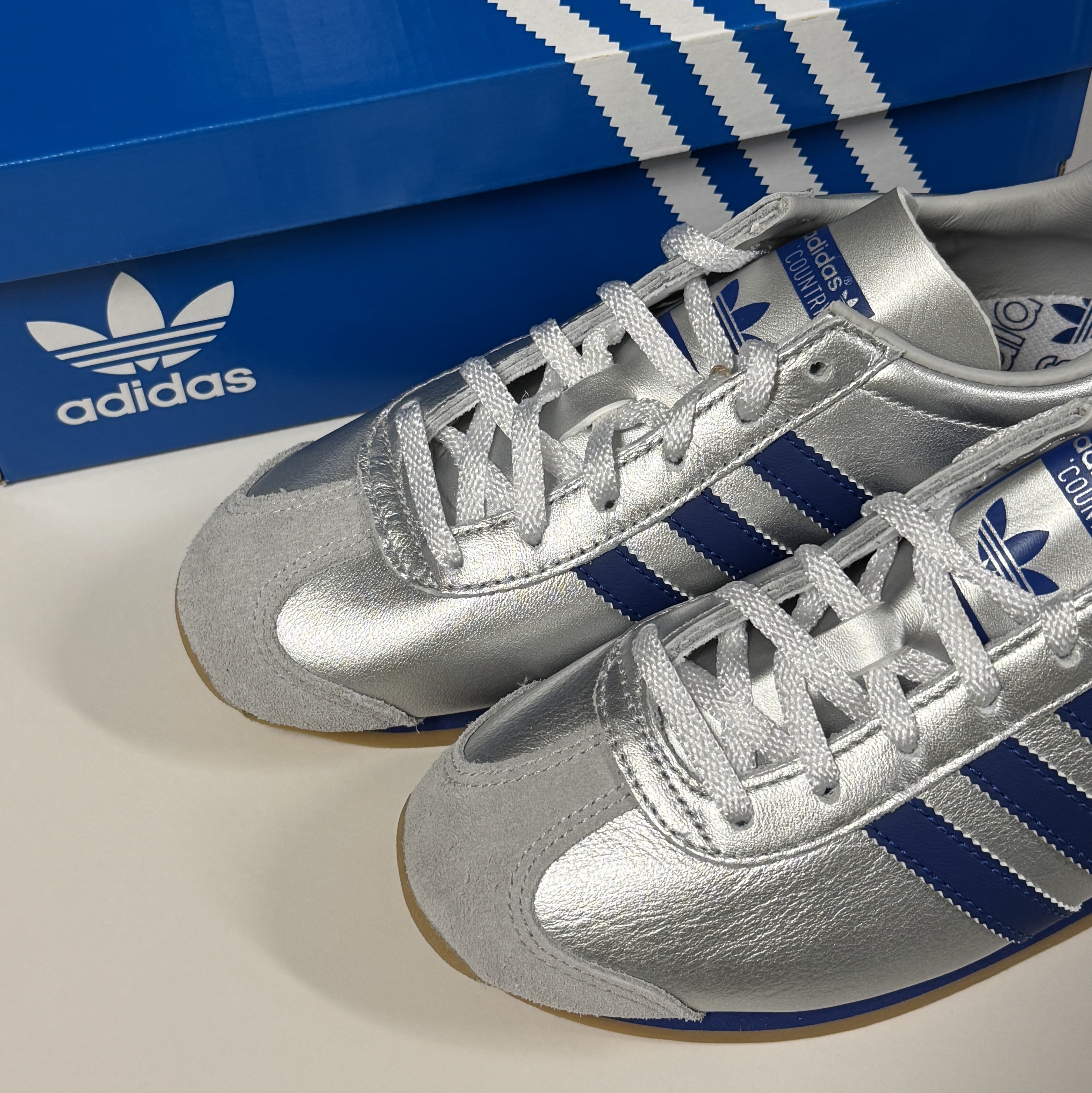 Adidas Country OG Matte Silver Bright Blue 착용 스타일