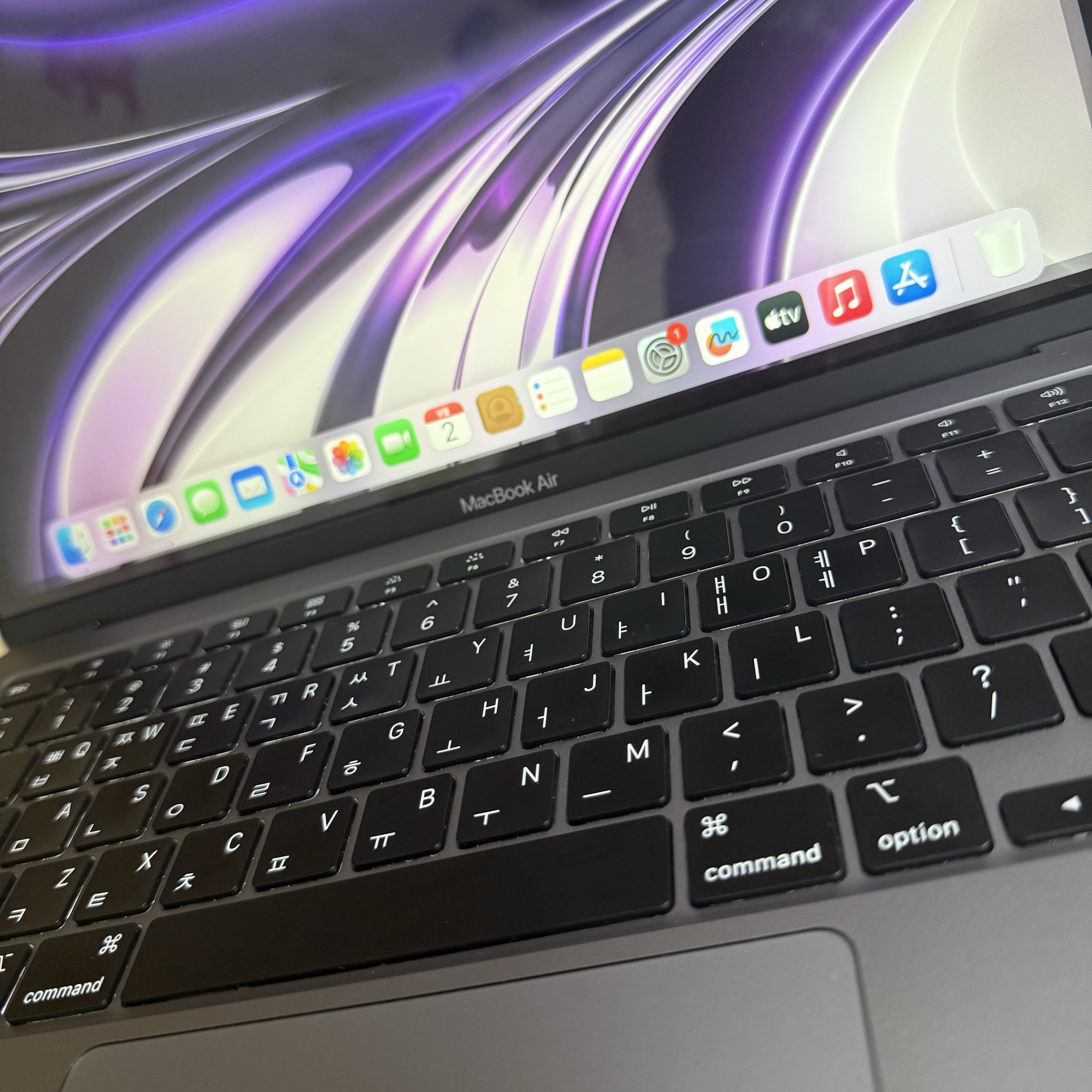 [B등급] Refurbished 2020 MacBook Air 13 i3-1.1GHz 256GB SSD / 8GB RAM Spacegray 착용 스타일