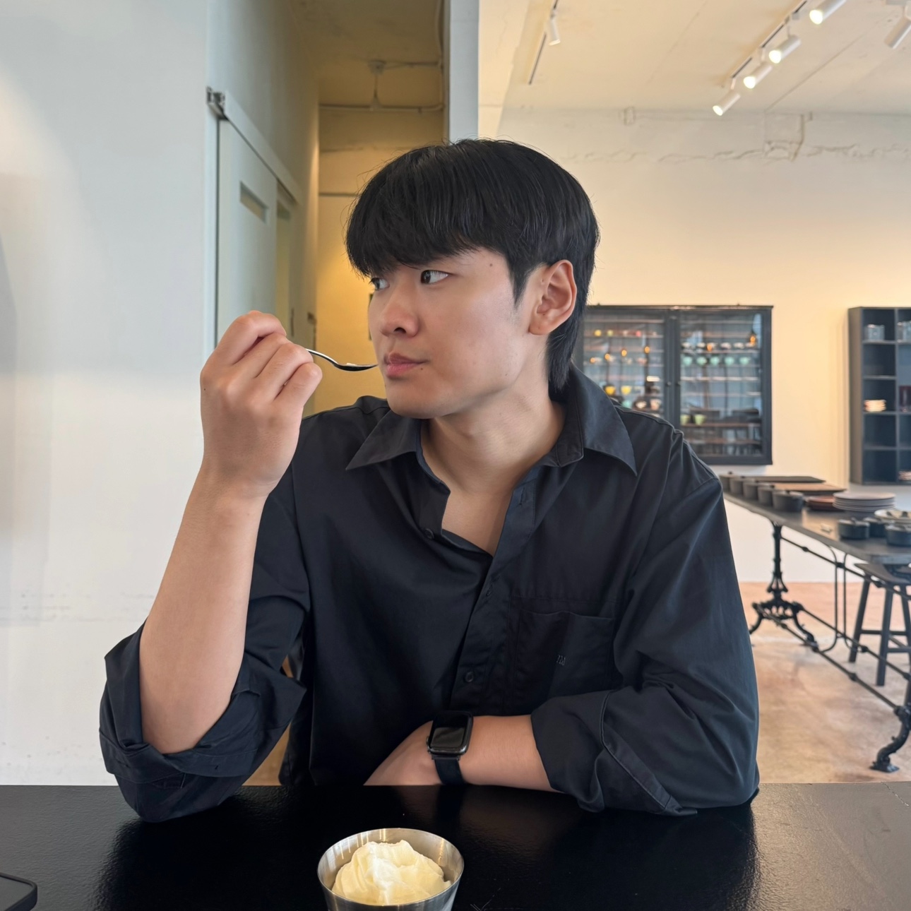 Wooyoungmi Cotton Back Logo Shirt Black 착용 스타일