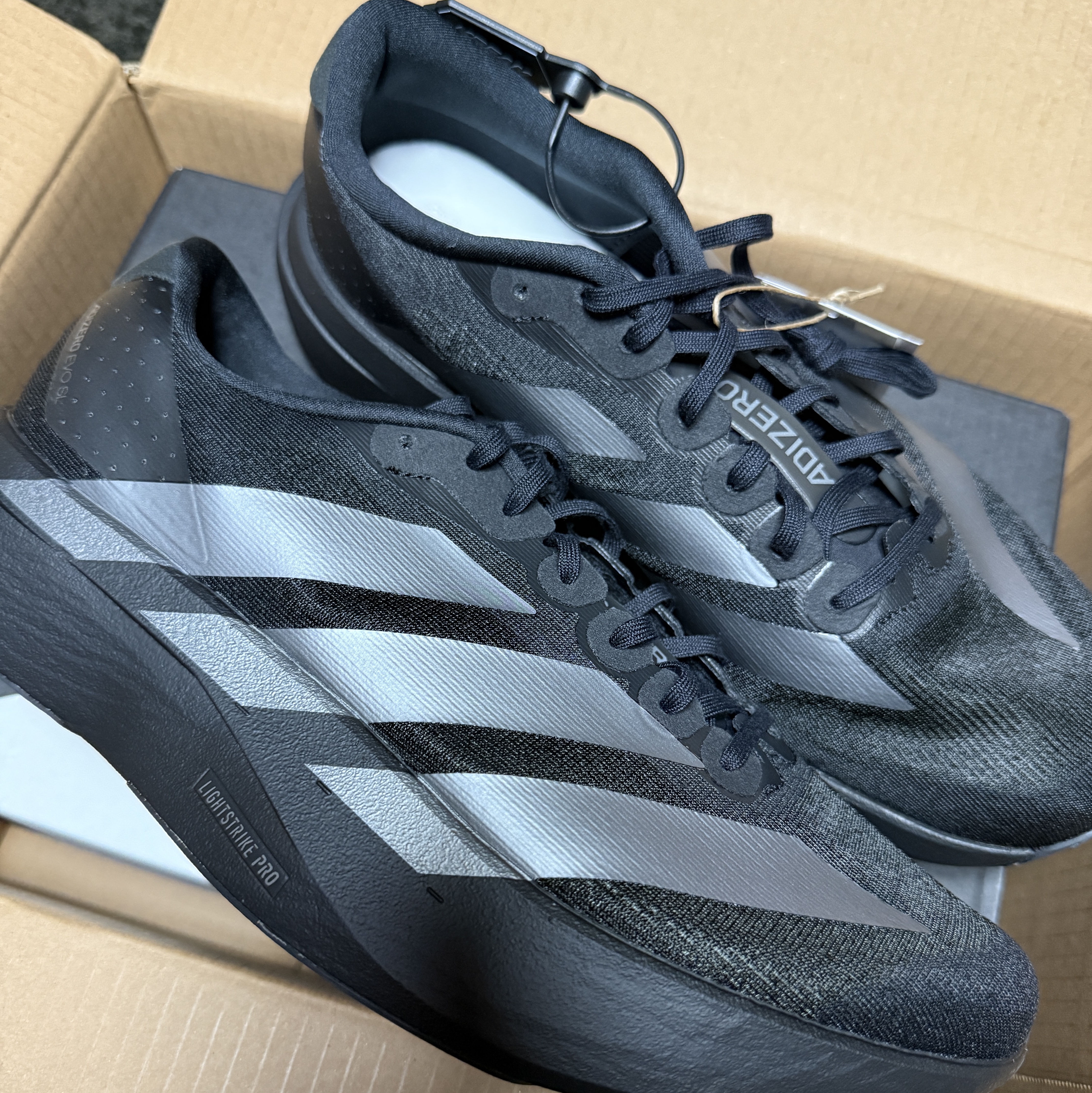 Adidas Adizero EVO SL Core Black Iron Metallic 착용 스타일 - 1