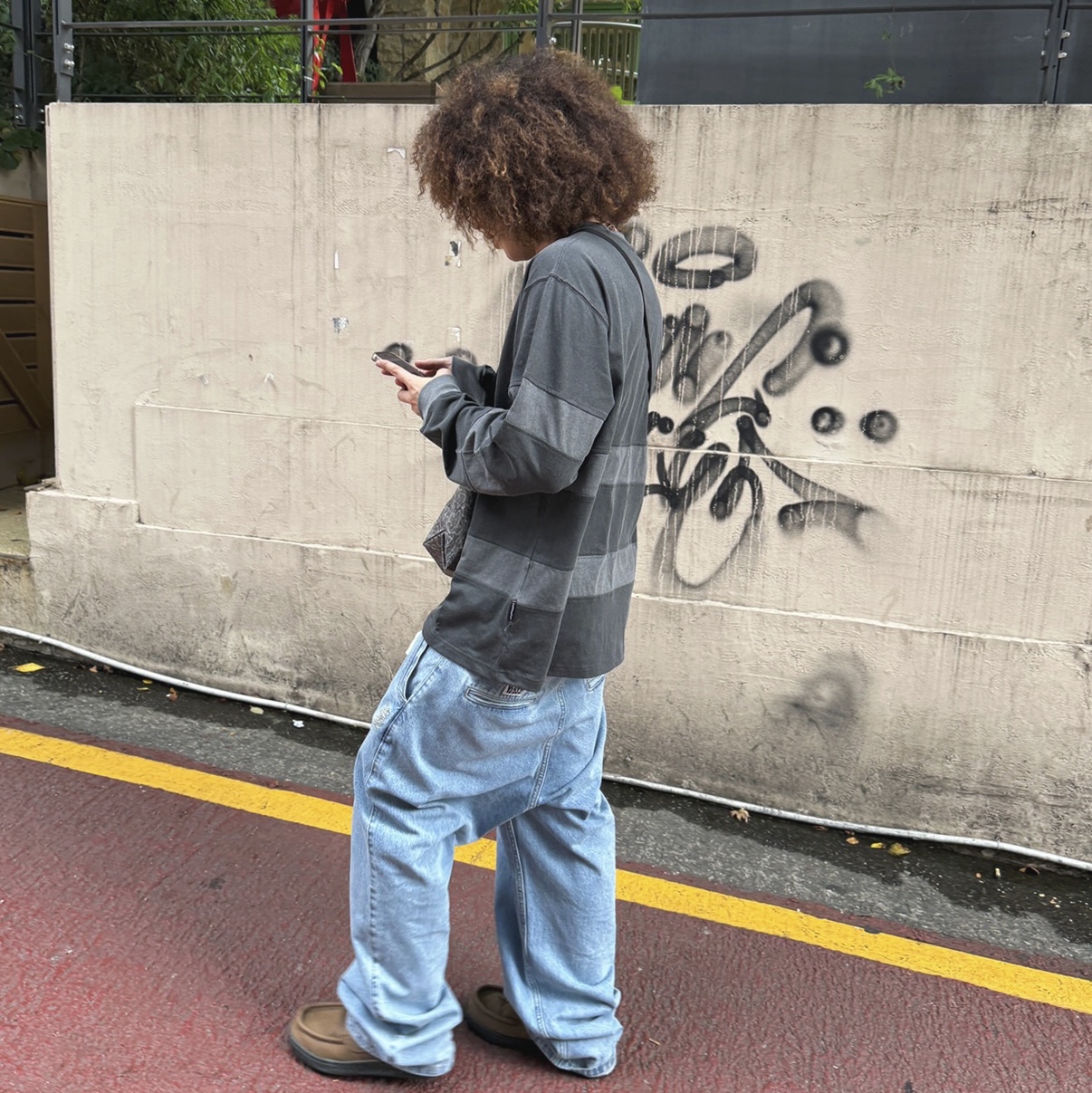 YESEYESEE Pigment Stripe L/S Charcoal, YESEYESEE® x HIKER WORKSHOP® X-3 Python 착용 스타일 - 3