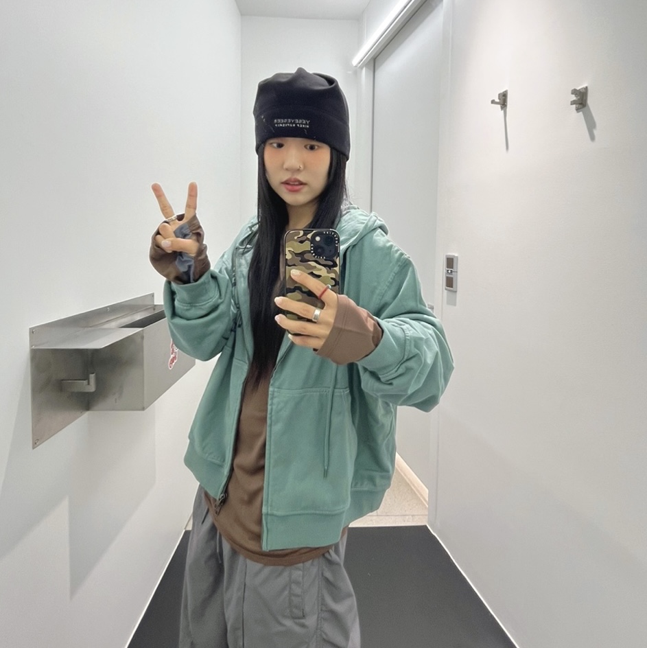 YESEYESEE® x HIKER WORKSHOP® Beanie Black, YESEYESEE Y.E.S Single Stitch Hoodie Teal 착용 스타일 - 3