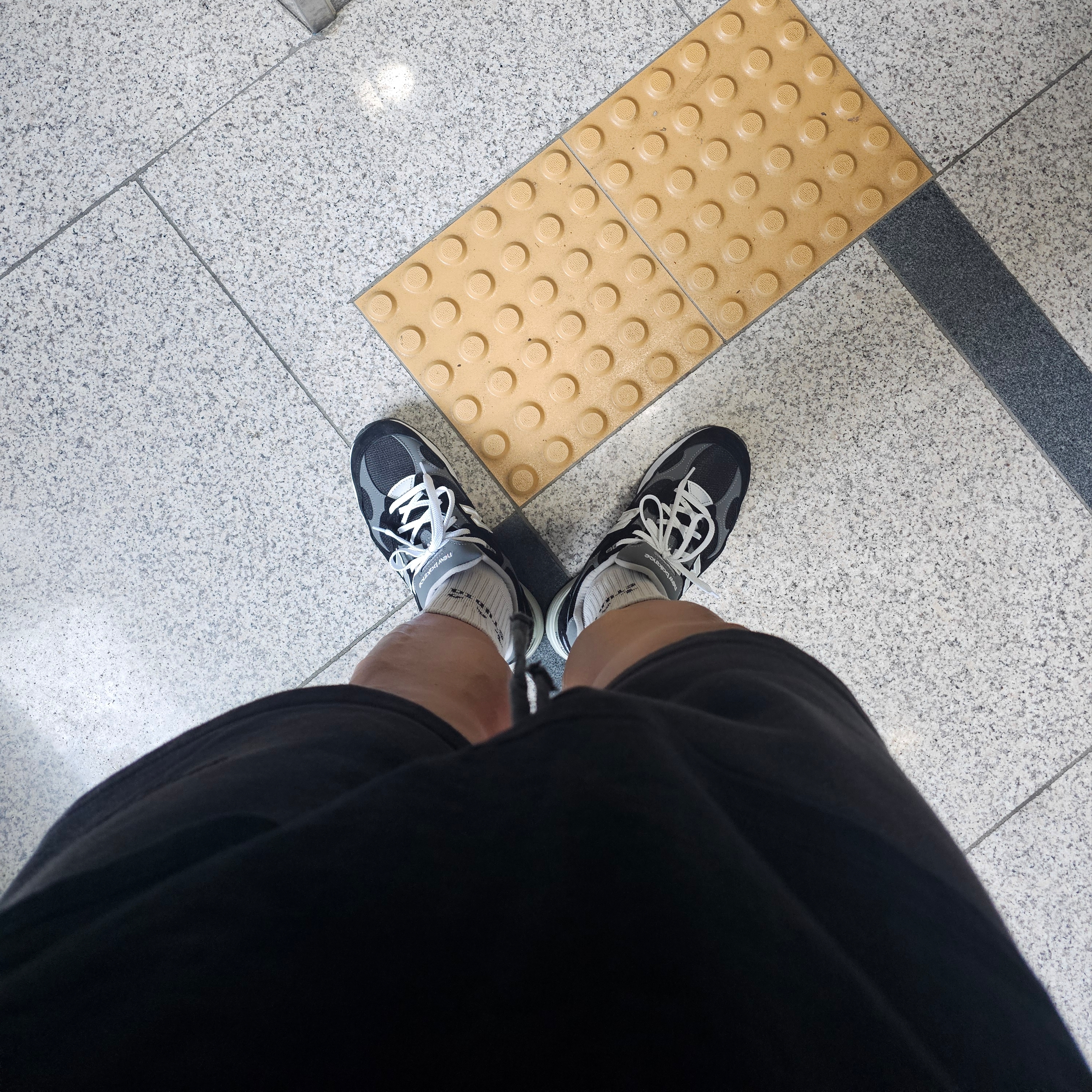 New Balance 992 Made in USA Core Black Grey, IAB Studio Socks White (5 Pack) 착용 스타일