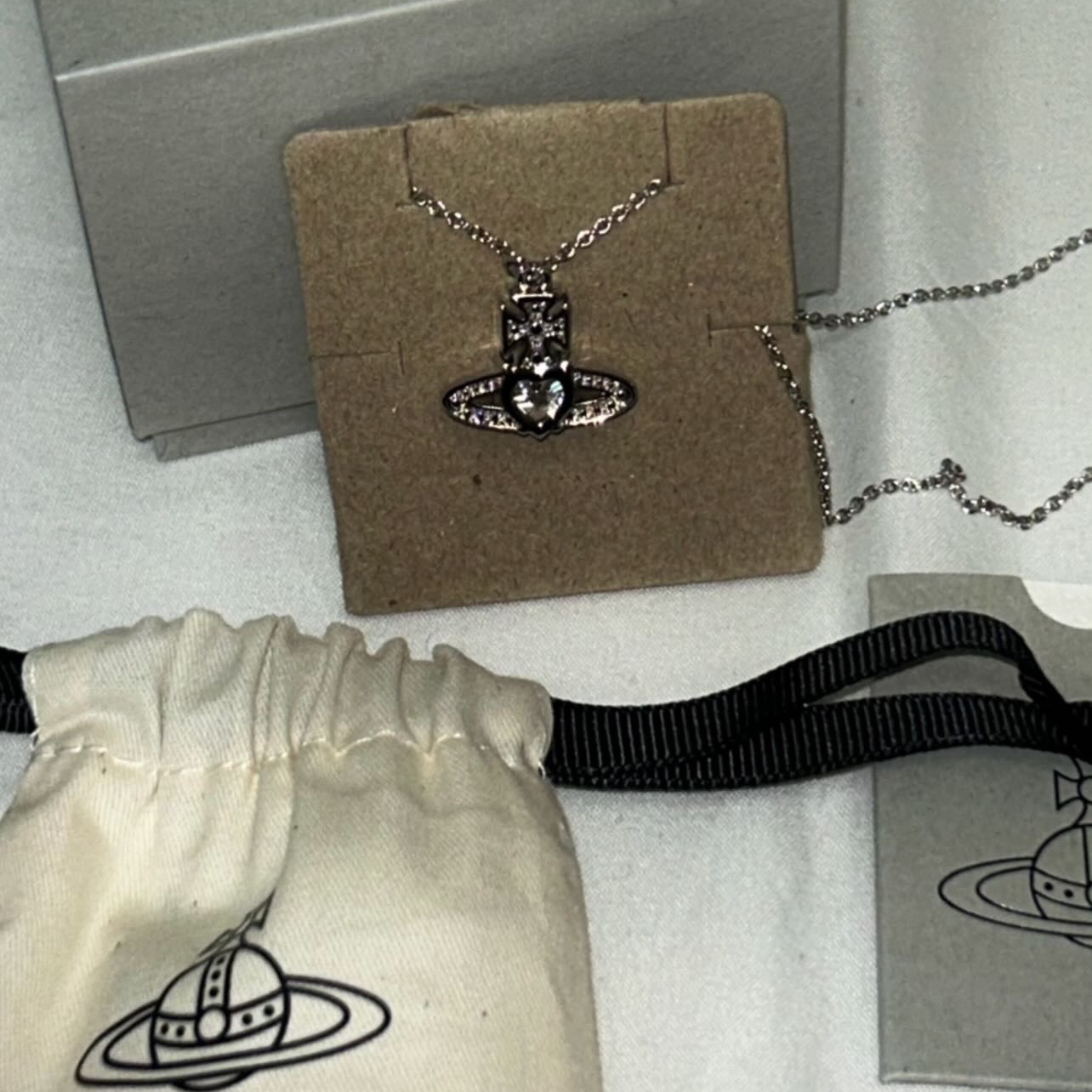 Vivienne Westwood Ariella Pendant Platinum 착용 스타일 - 4