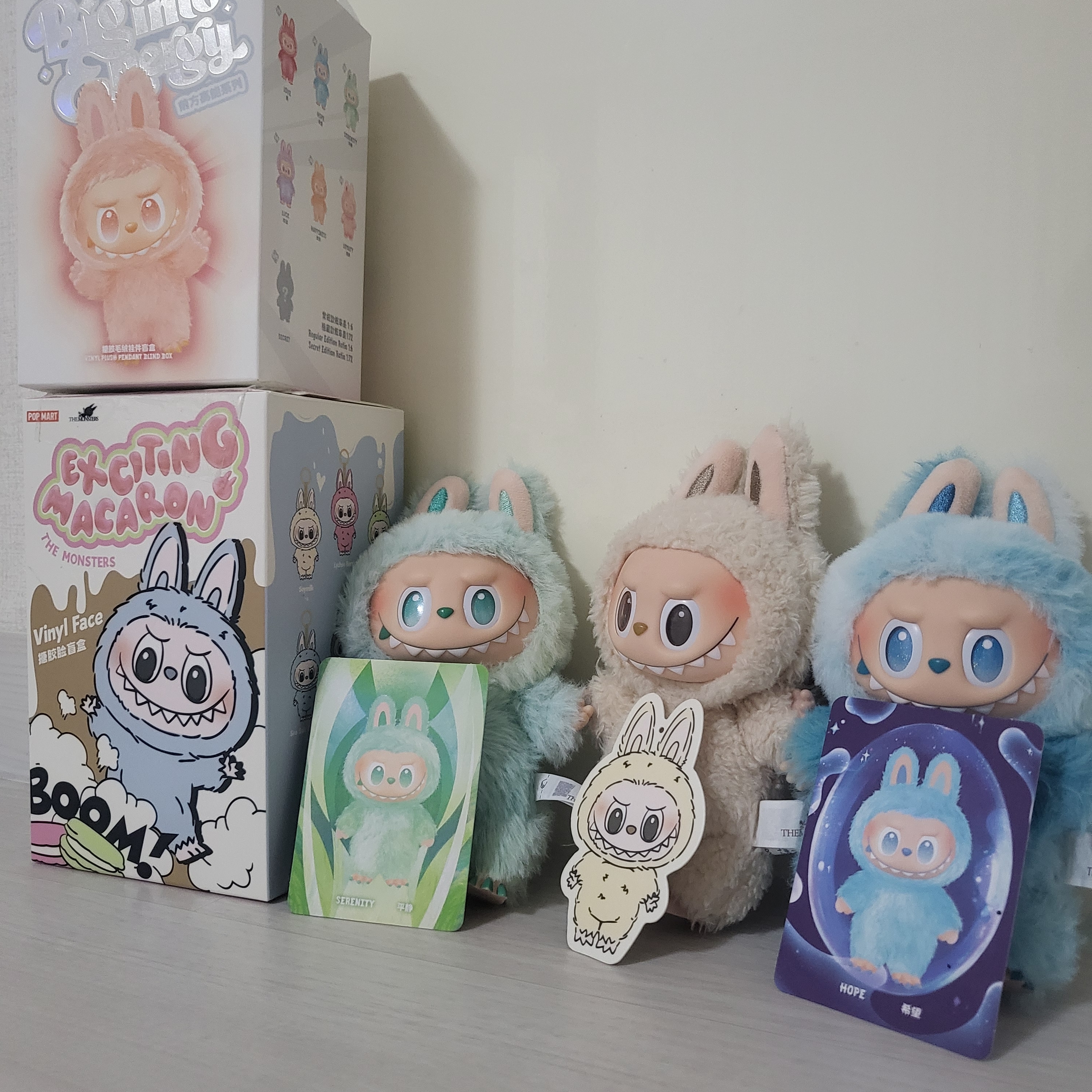 Pop Mart Labubu The Monsters Highlight Series Sealed Case (1 Blind Box), Pop Mart The Monsters Labubu Tasty Macarons Series Sealed Case (1 Blind Box) 착용 스타일