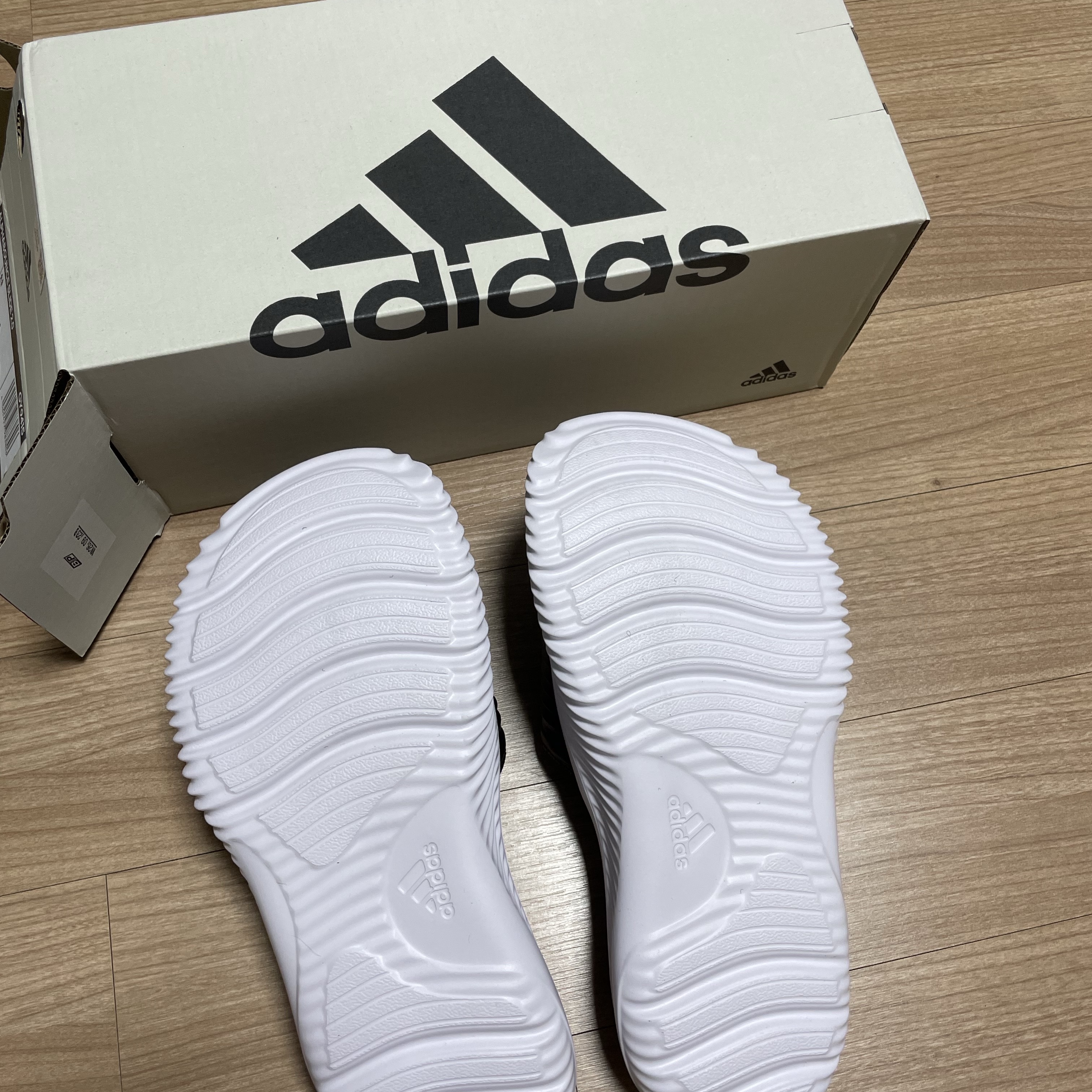 Adidas Alphabounce Slide Core Black Cloud White 착용 스타일 - 2