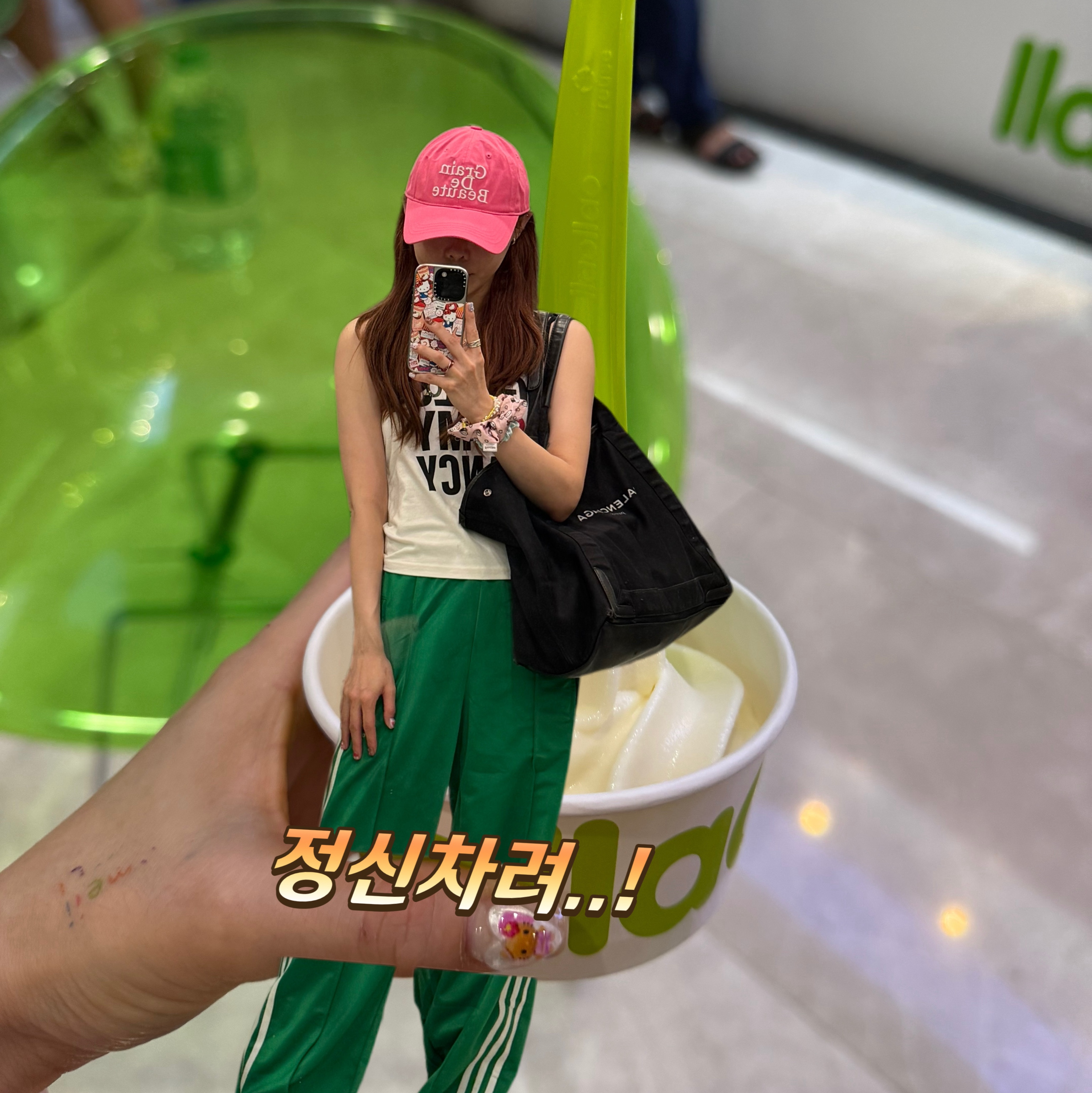 (W) Taw&Toe x Sanrio Flip Flop Zerovity Plumpy Tan Hello Kitty Charm Tag Set Cream, Adidas Adicolor Classics Firebird Track Pants Green - KR Sizing 착용 스타일 - 3