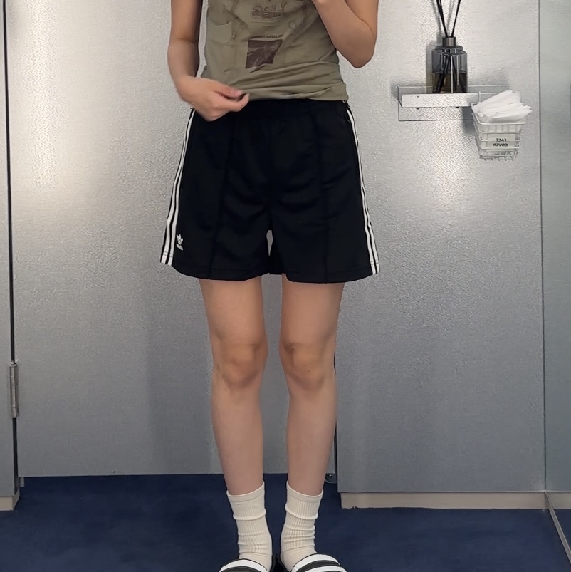 (W) Adidas Firebird Shorts Black - KR Sizing 착용 스타일