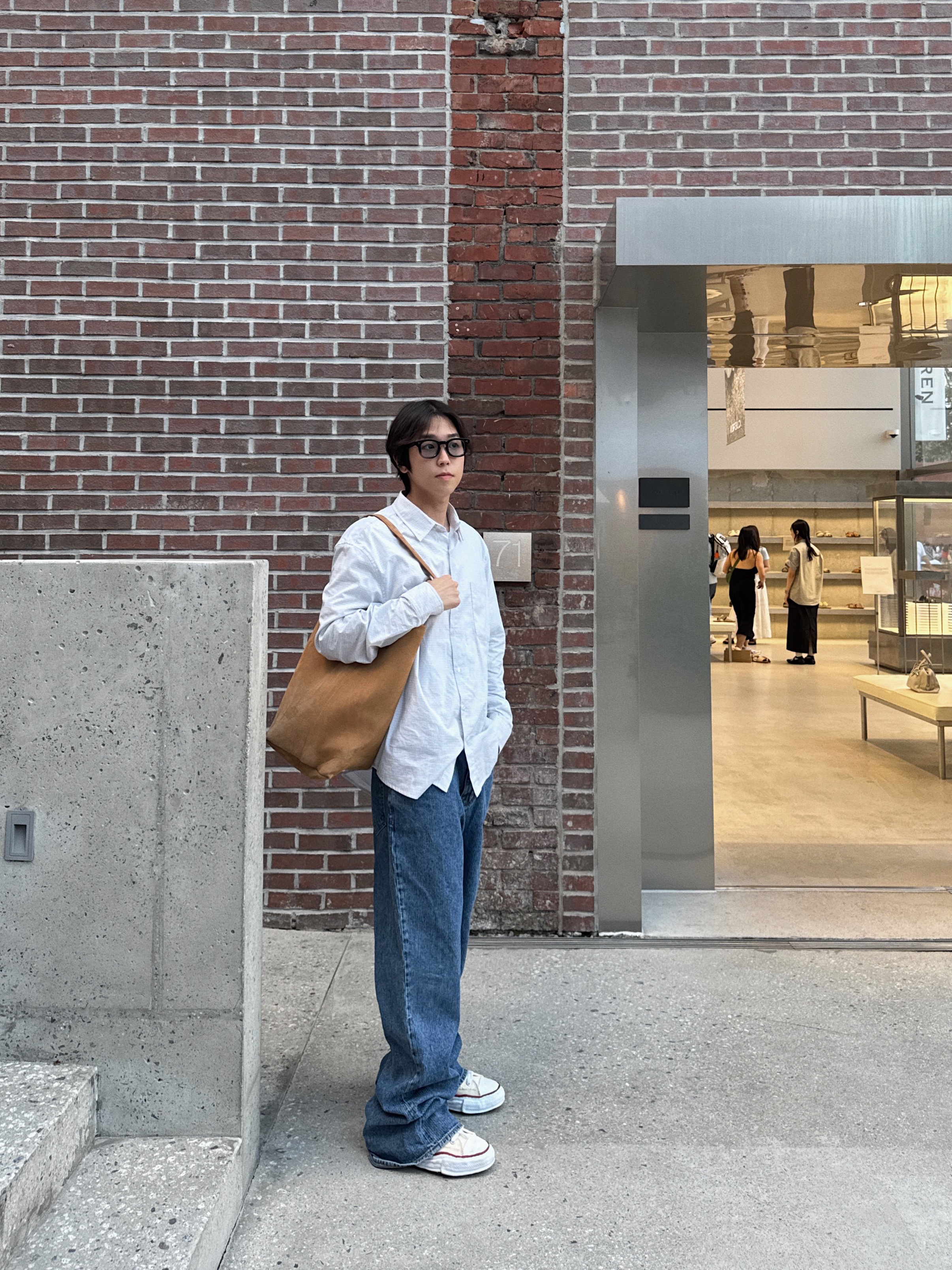 STU Stripe Denim Pants Mid Blue, Maison Mihara Yasuhiro Peterson OG Sole Canvas Low-top Sneakers Natural 착용 스타일 - 1