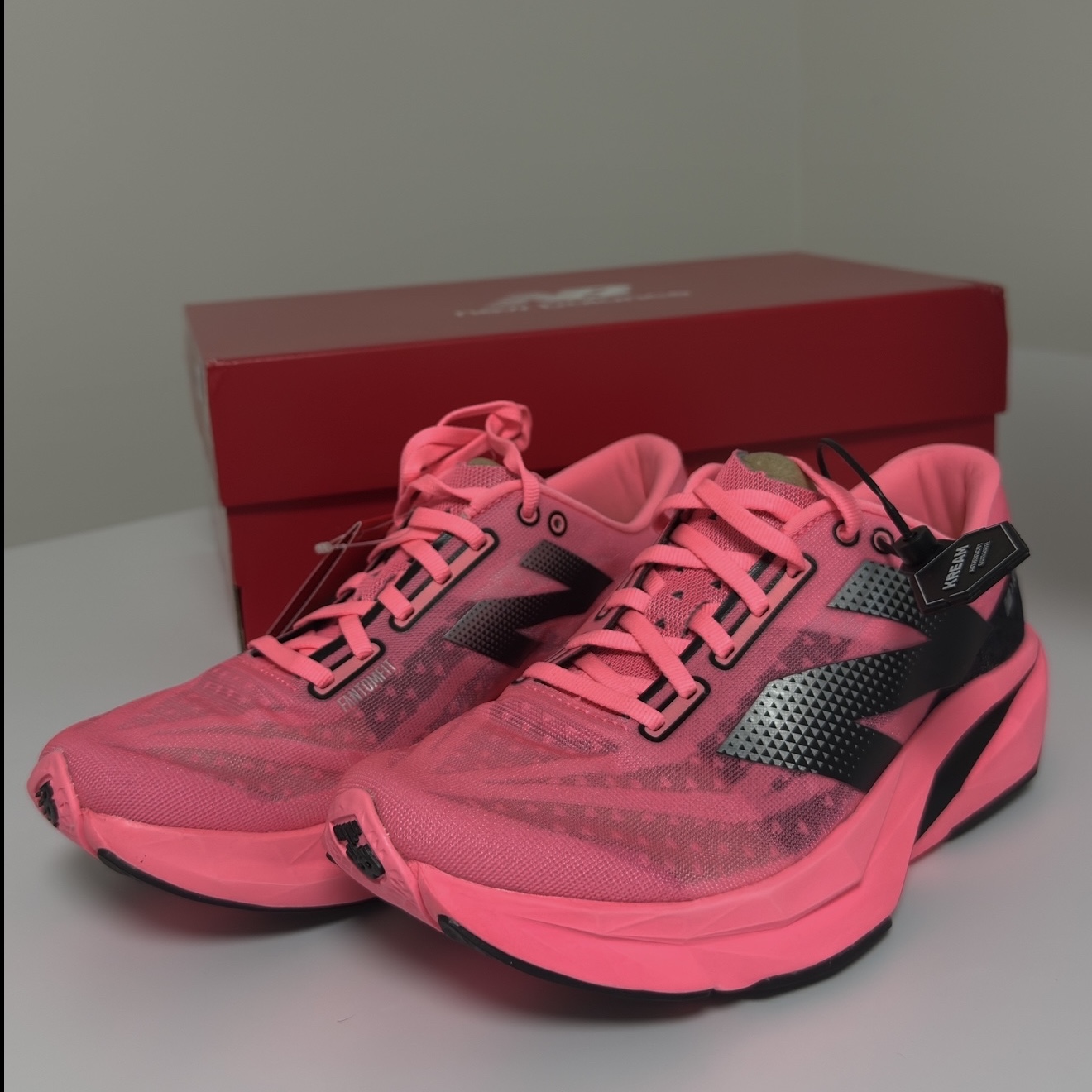 (W) New Balance FuelCell Rebel v4 Ultra Pink Black - D Wide 착용 스타일