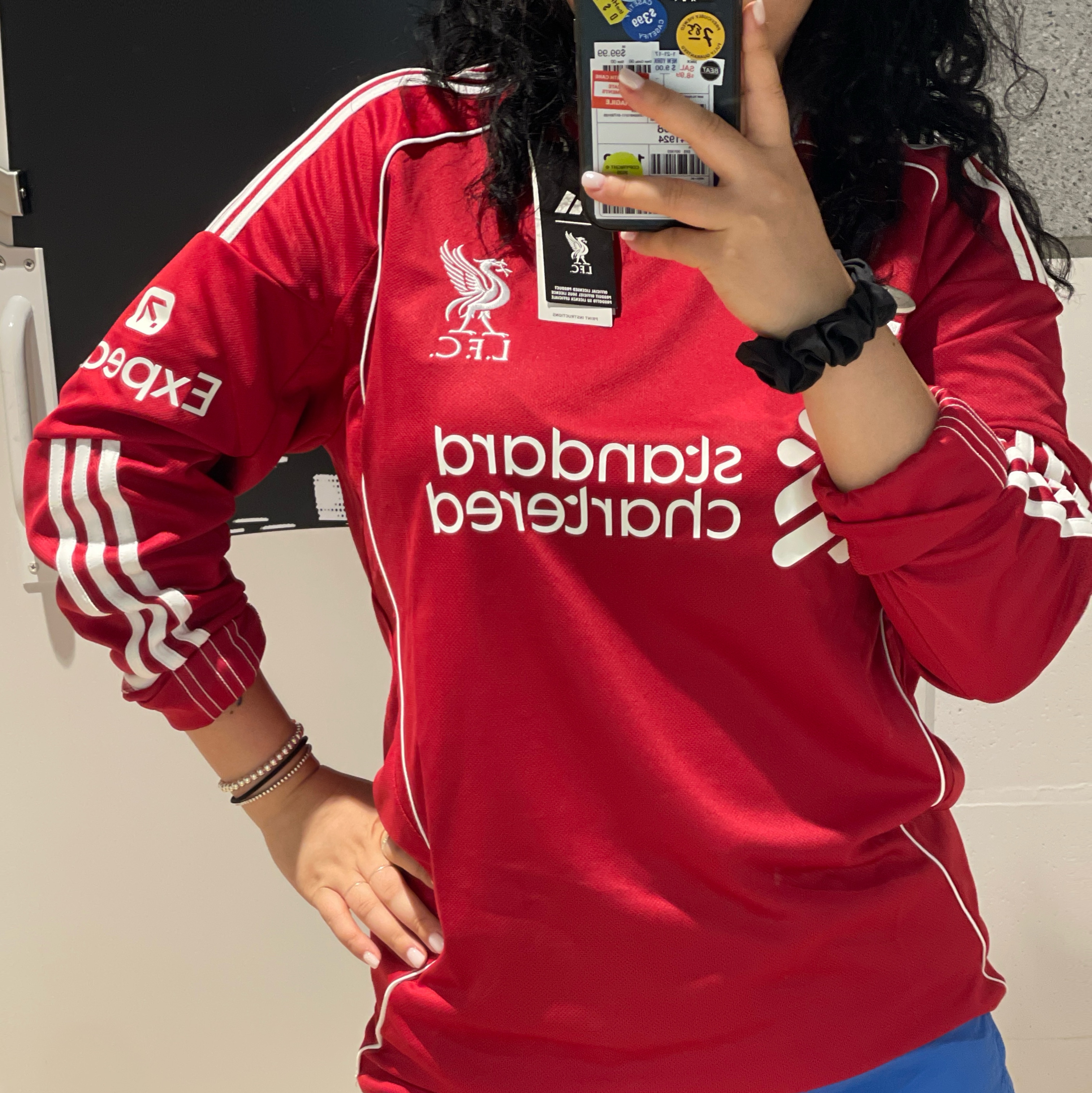 Adidas Liverpool FC 2025/26 Home Long Sleeve Jersey Strawberry Red - KR Sizing (Non Marking Ver.), Adidas Liverpool FC 2025/26 Away Long Sleeve Jersey Wonder White - KR Sizing (Non Marking Ver.) 착용 스타일 - 1