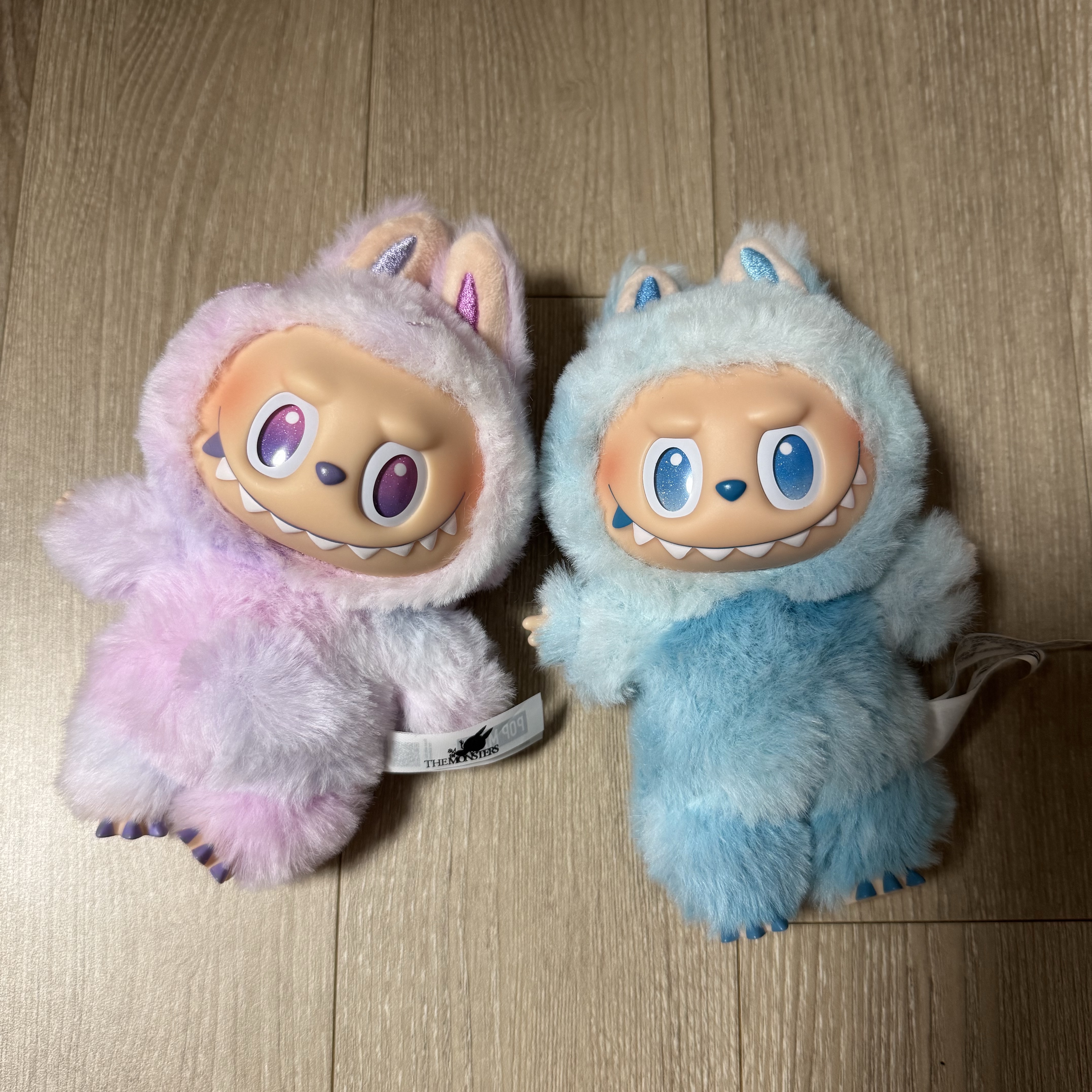 Pop Mart Labubu The Monsters Highlight Series Sealed Case (Bundle of 2/1 Blind Box) 착용 스타일