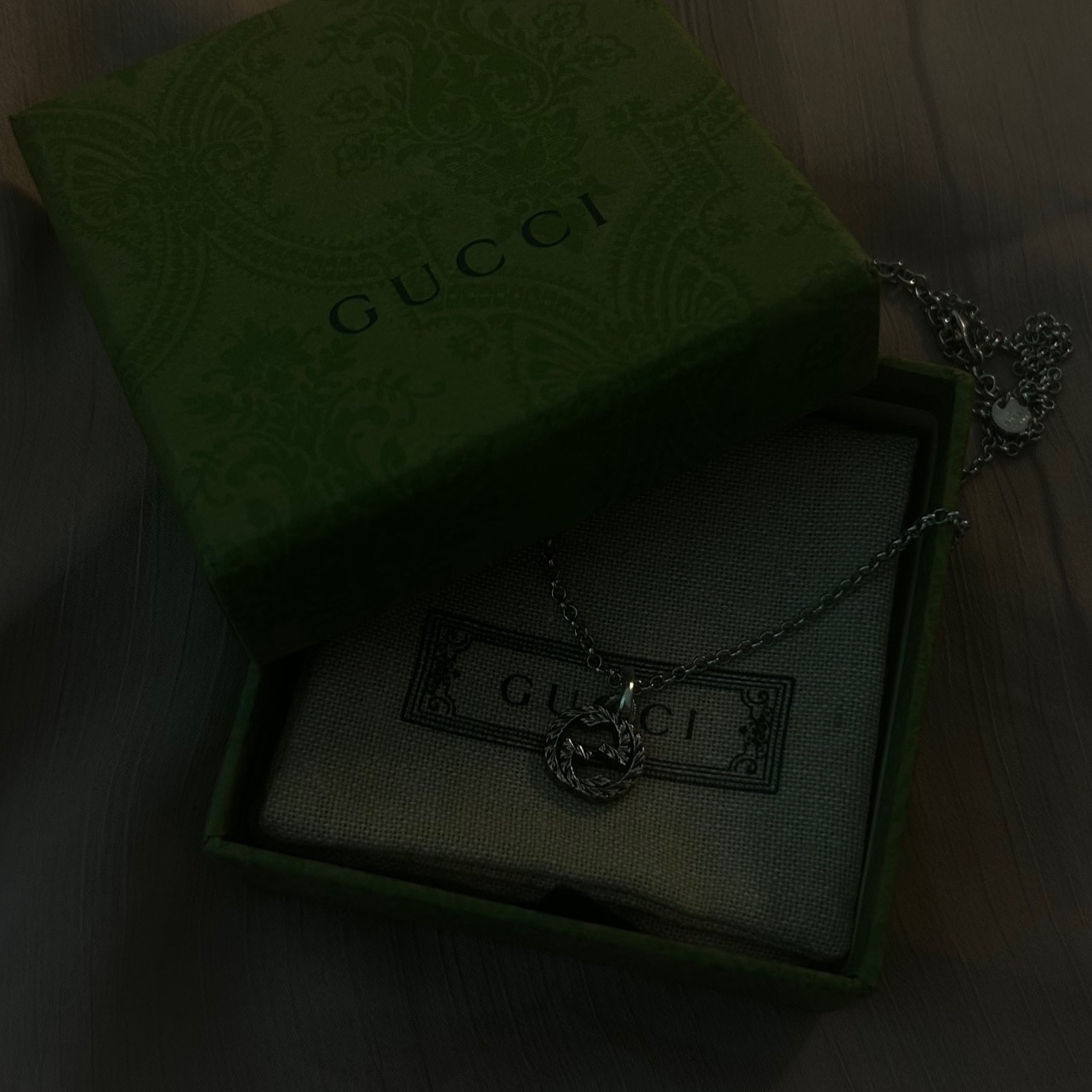 Gucci Interlocking G Pendant Necklace Silver 착용 스타일 - 4
