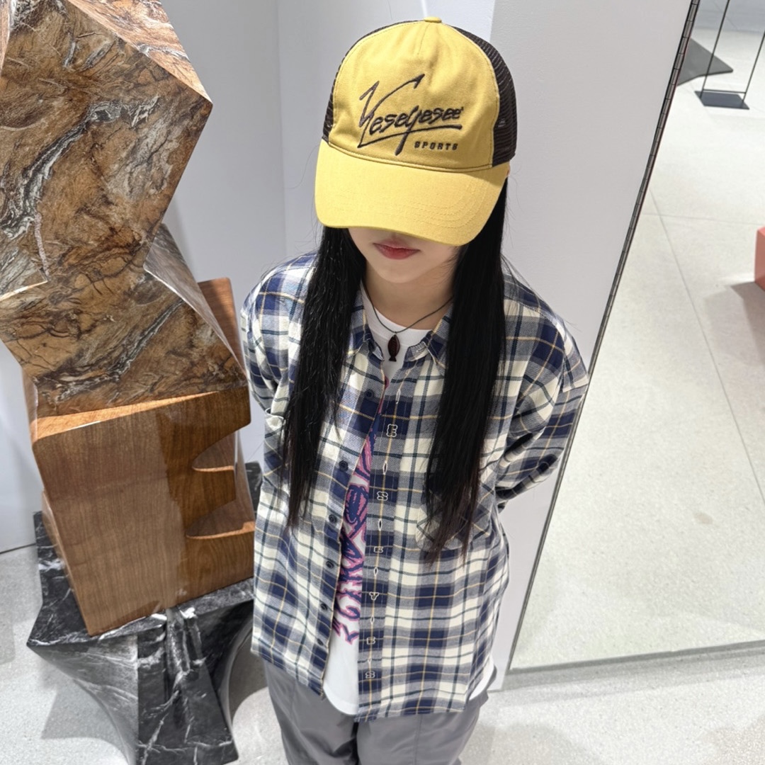 YESEYESEE Plop Check Shirt Blue, YESEYESEE Beach Boy Cap Mustard 착용 스타일 - 3