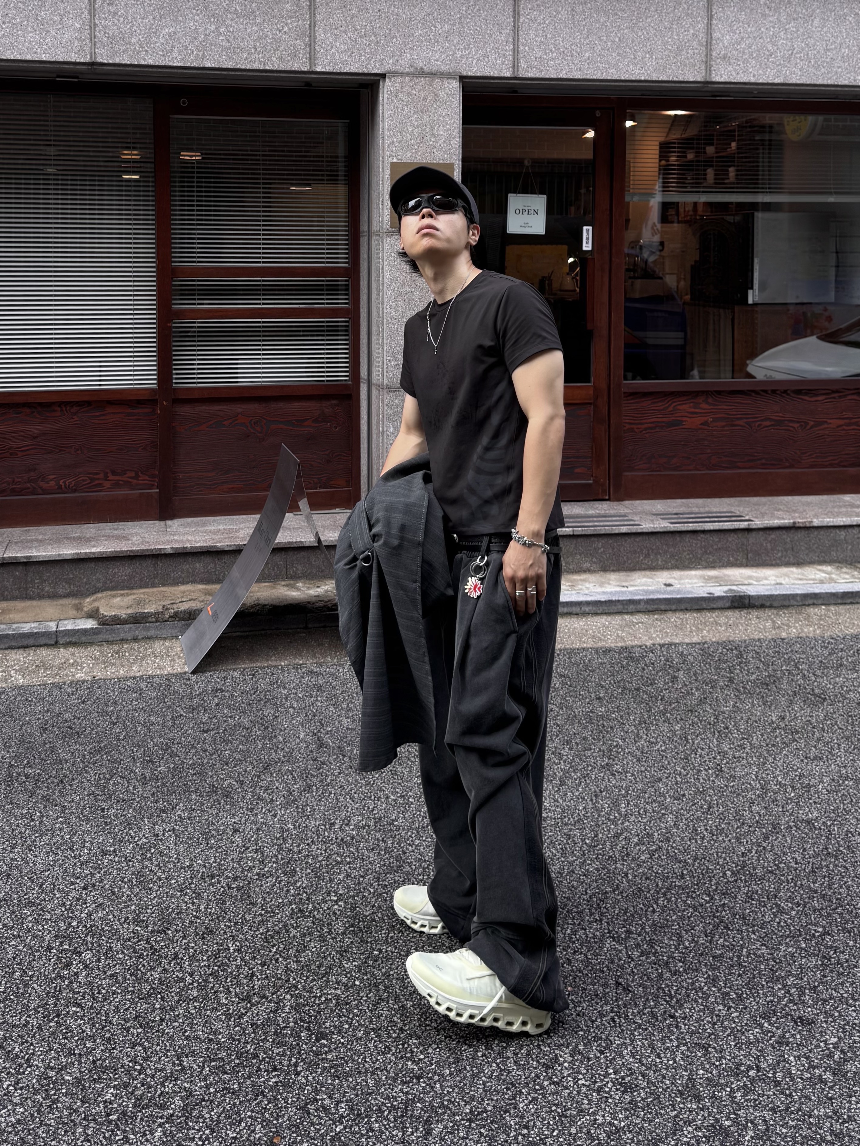 On Running x Post Archive Faction (Paf) Cloudmonster 2 Seedling White, Oakley Plantaris Matte Black Frame Prizm Grey Lenses Regular Universal Fit 착용 스타일 - 1