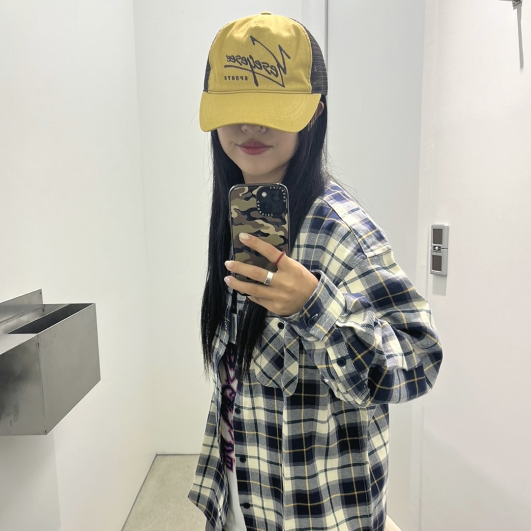 YESEYESEE Plop Check Shirt Blue, YESEYESEE Beach Boy Cap Mustard 착용 스타일 - 1