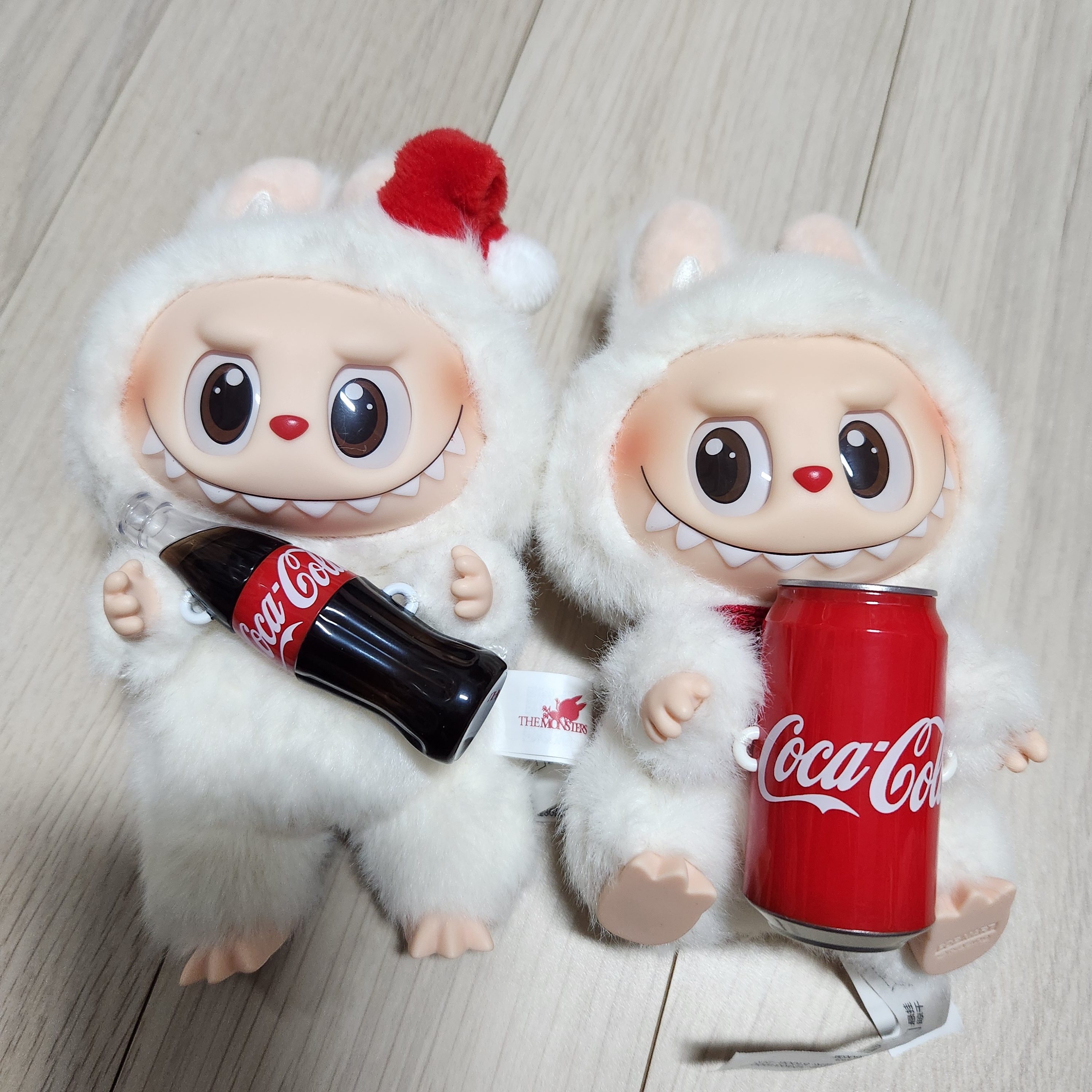 Pop Mart Labubu Coca Cola Series Keyring Sealed Case (6 Blind Boxes) 착용 스타일