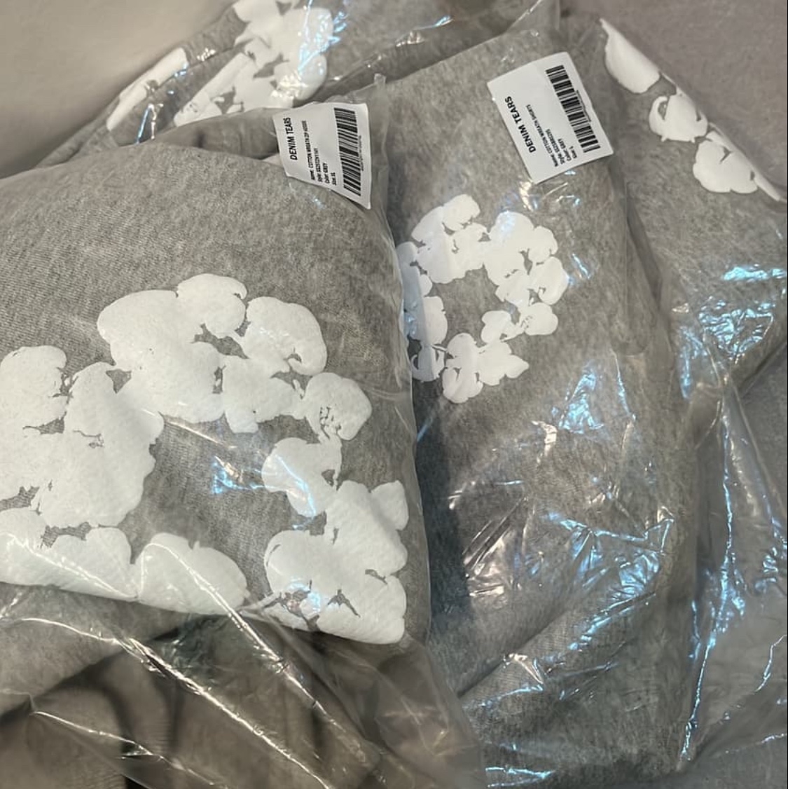 Denim Tears Cotton Wreath Zip Hoodie Grey 착용 스타일 - 2