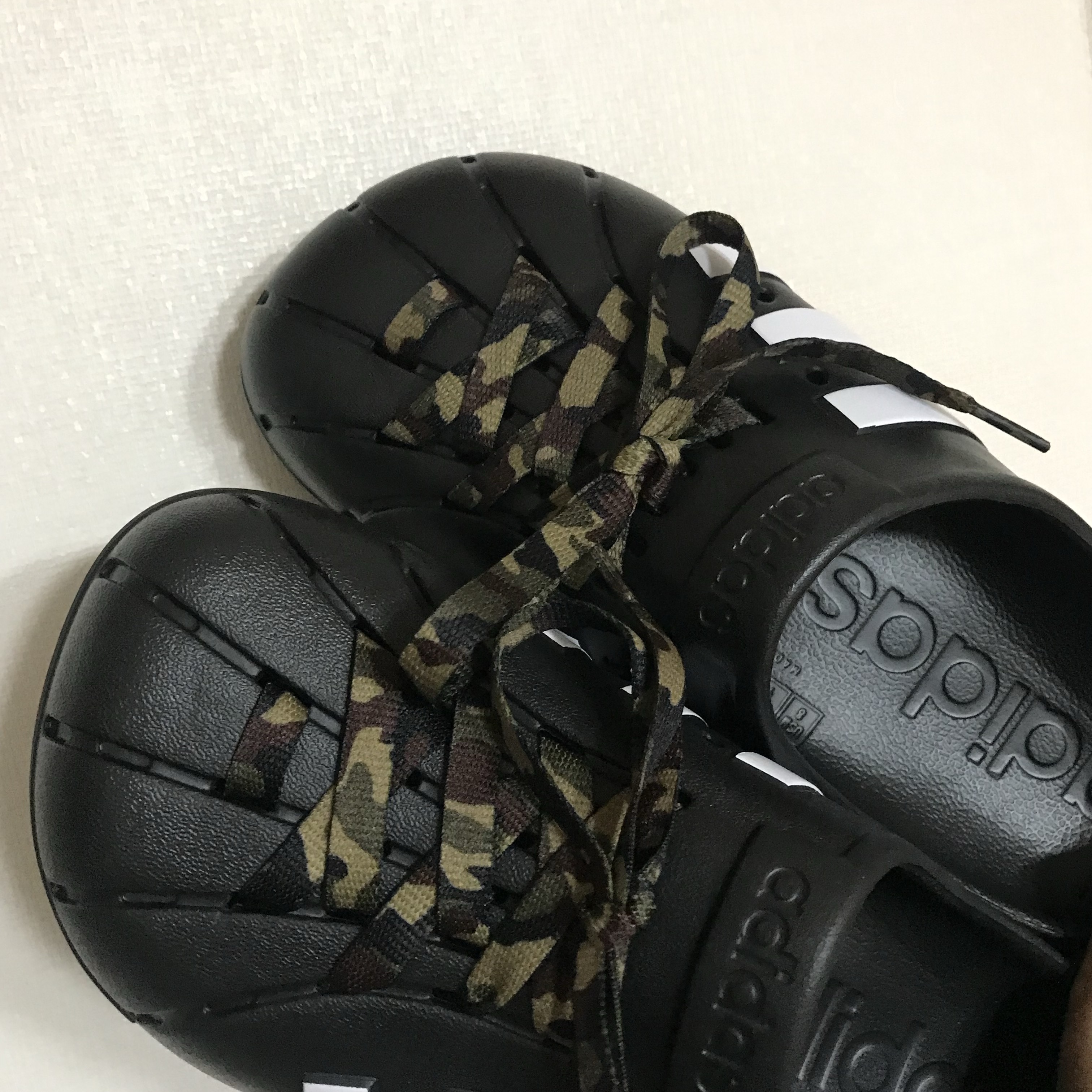 Adidas Adilette Clog Black White 착용 스타일