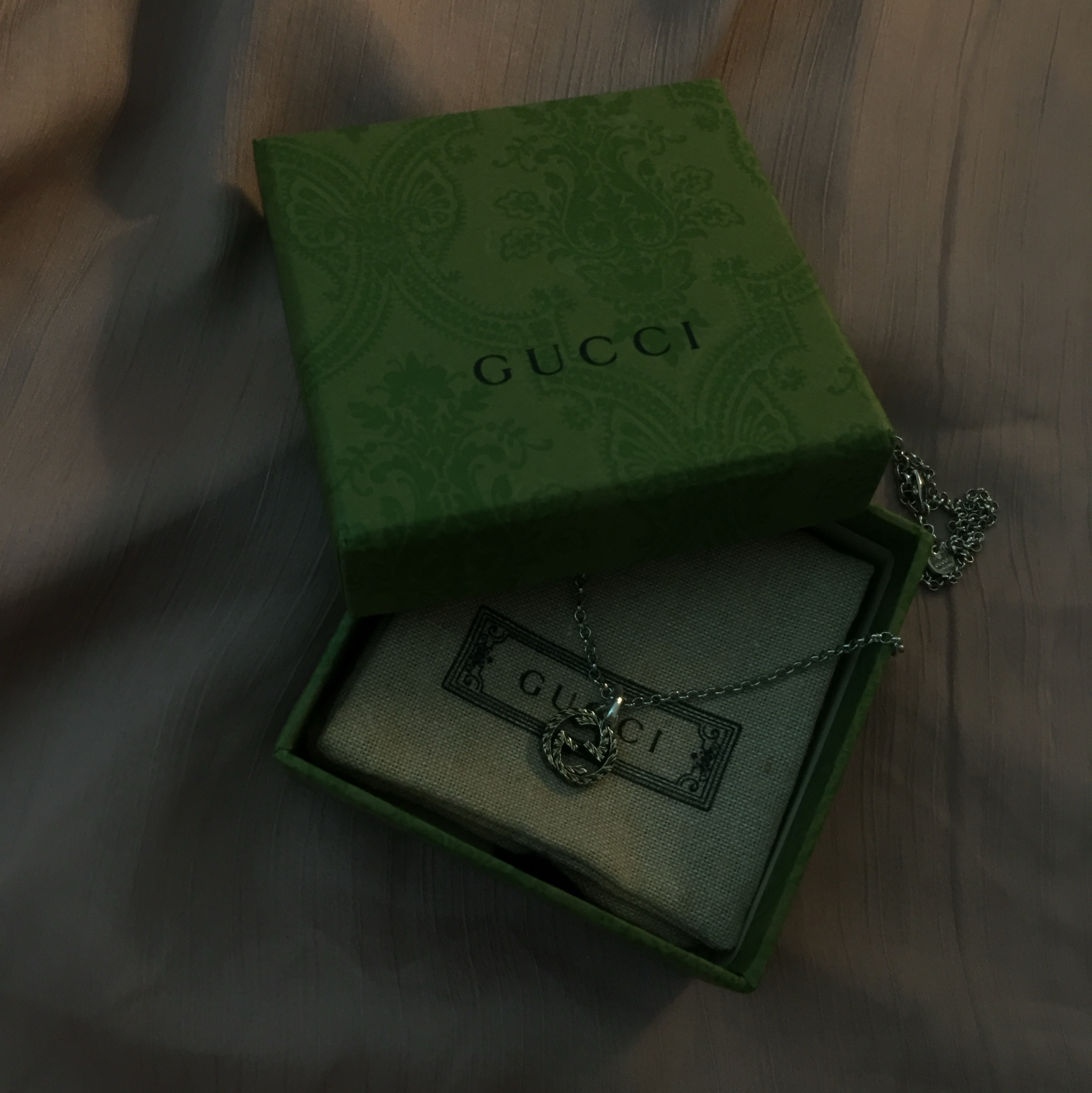 Gucci Interlocking G Pendant Necklace Silver 착용 스타일 - 3