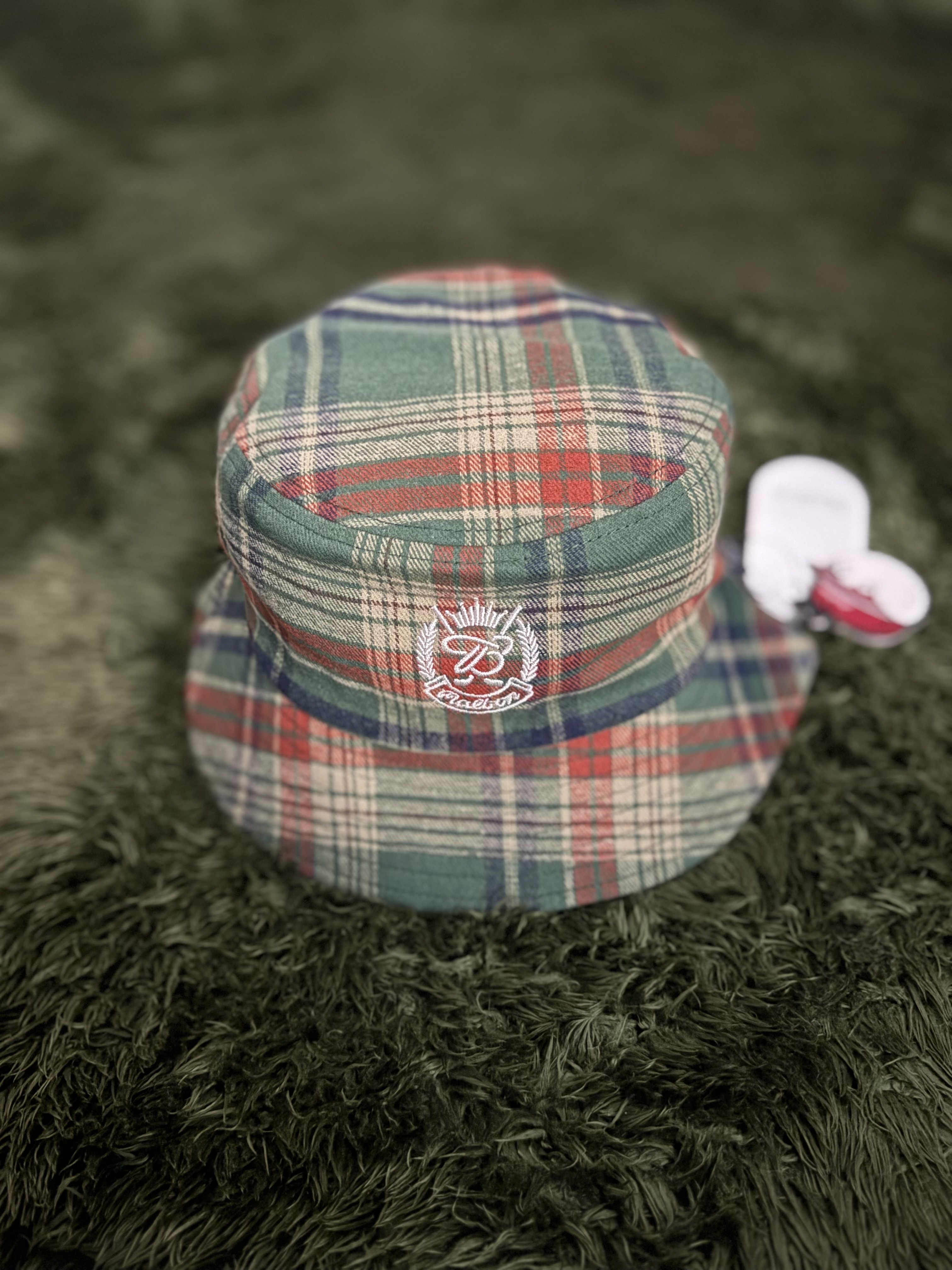 Malbon Golf x Budweiser Plaid Bucket Hat Red Plaid 착용 스타일 - 3