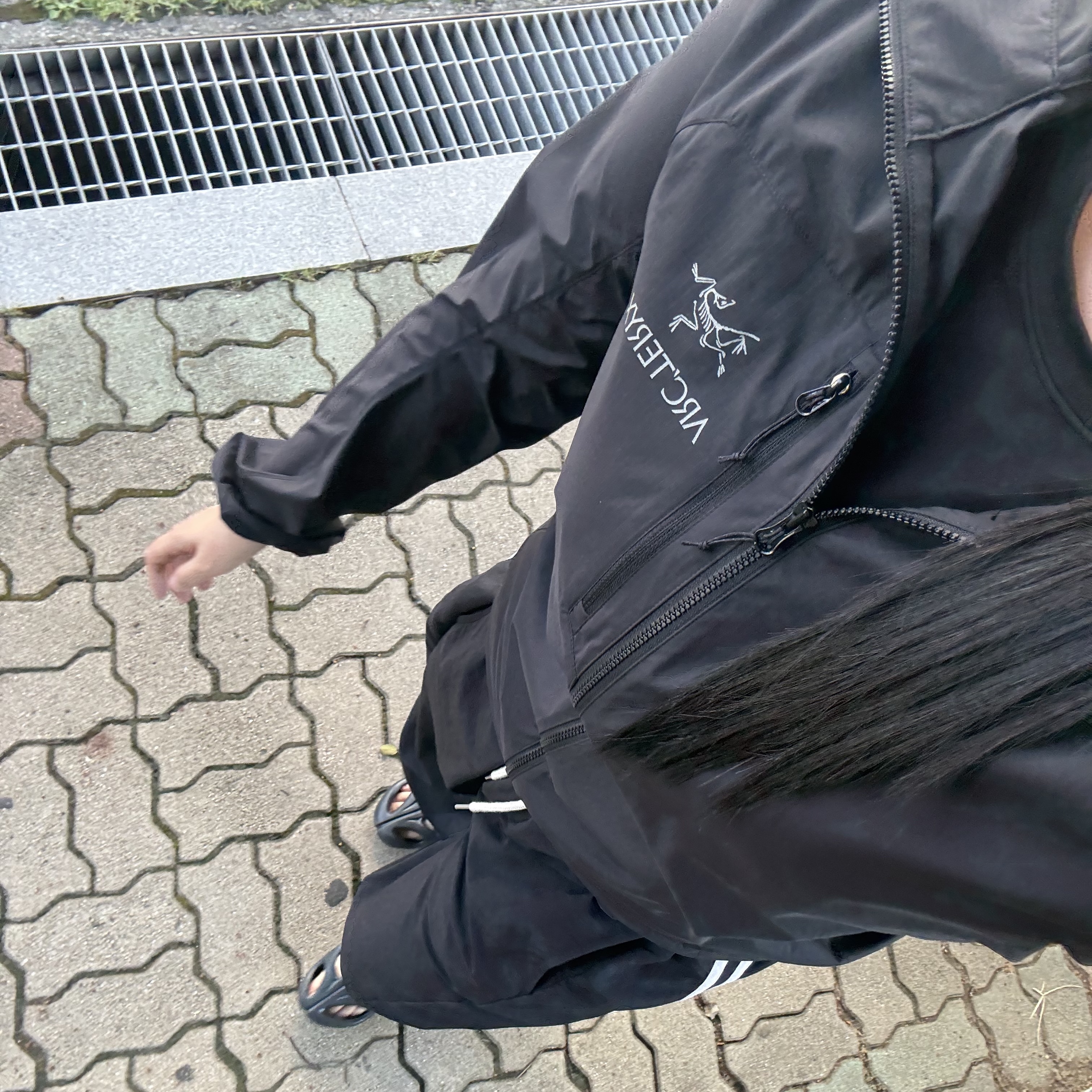 Arc'teryx Squamish Hoody Black, Keen Shanti Black Dawn Blue 착용 스타일