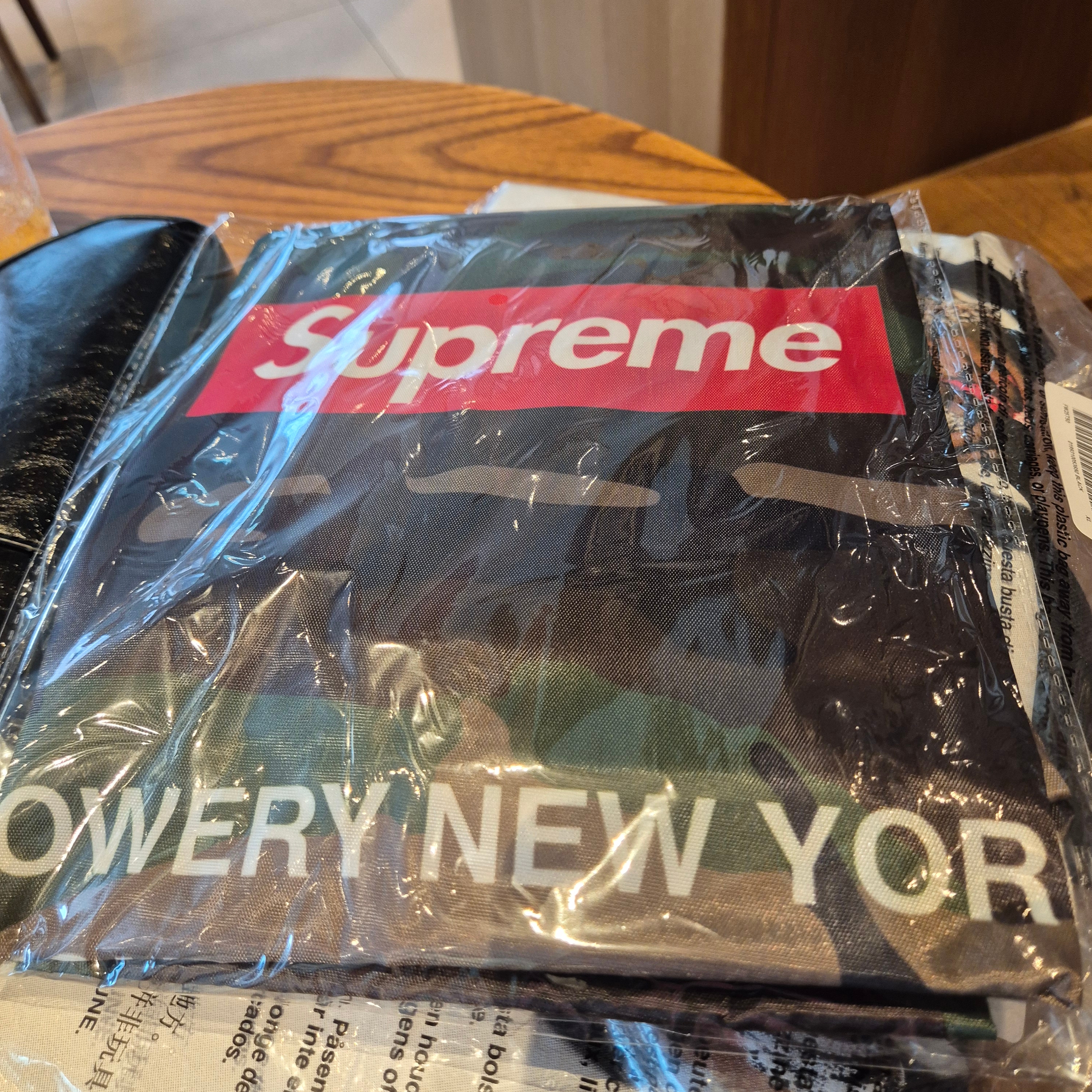 Supreme Playboi Carti T-Shirt Black - 25FW, Supreme Playboi Carti T-Shirt White - 25FW 착용 스타일 - 2