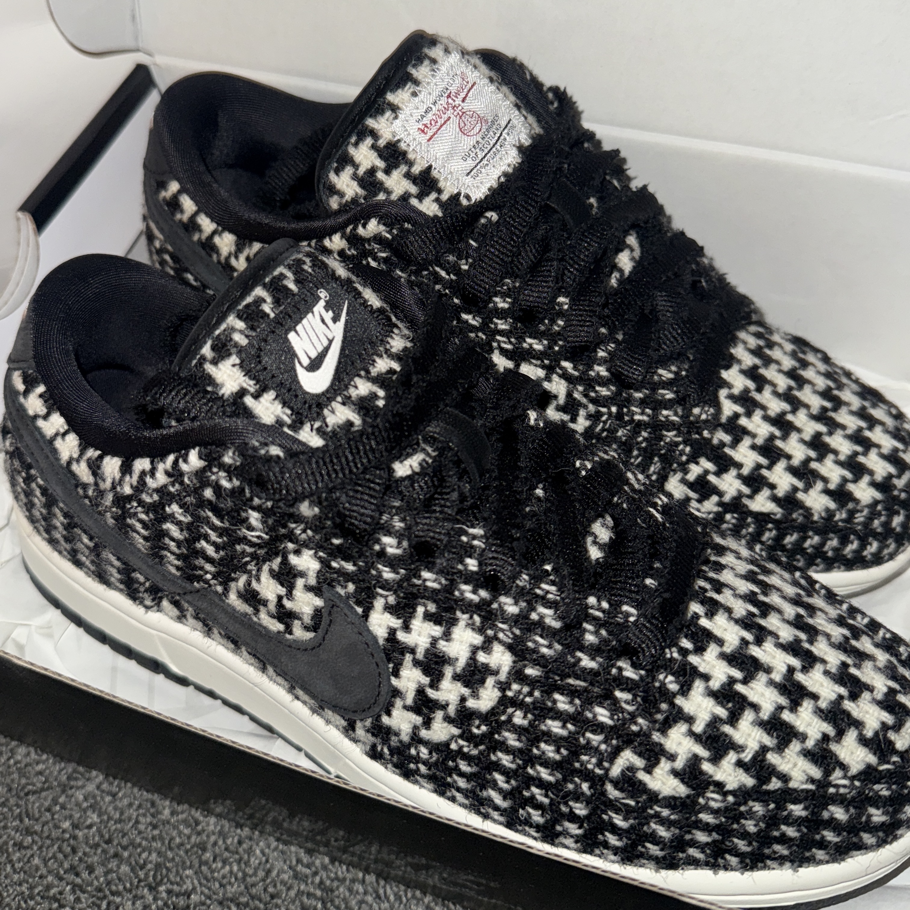 (W) Nike x Harris Tweed Dunk Low Black and Phantom 착용 스타일