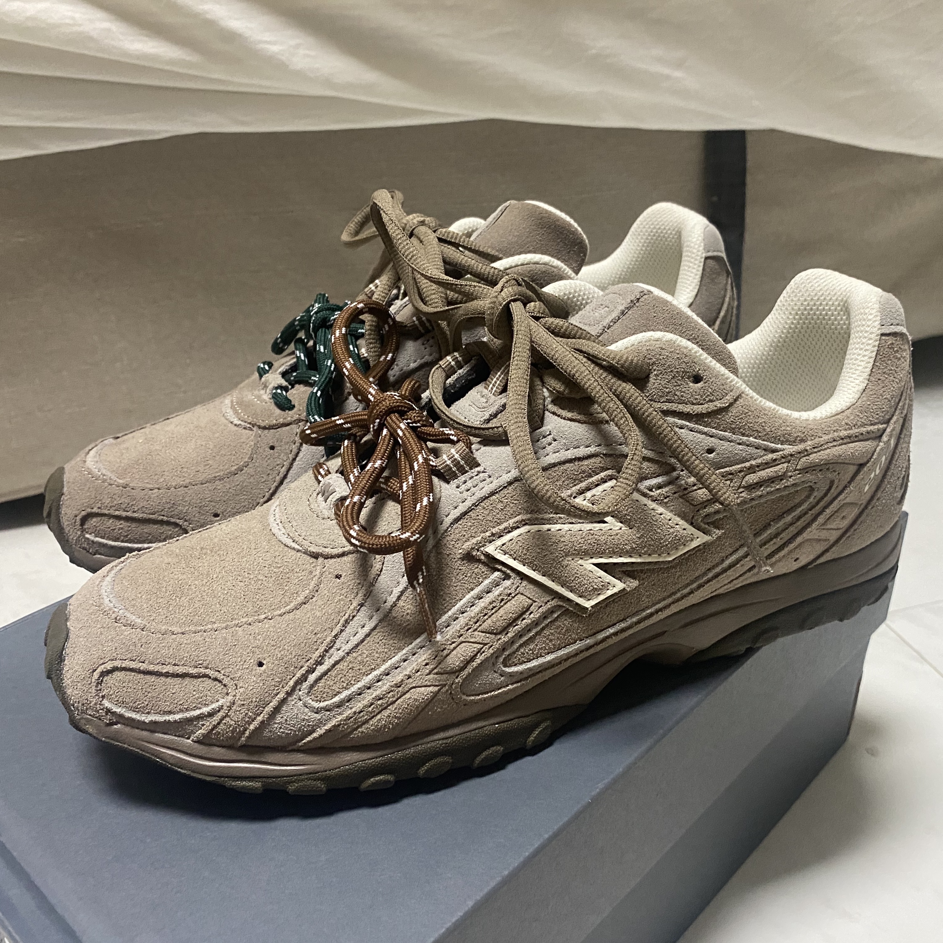 New Balance 204L Suede Mushroom Arid Stone 착용 스타일 - 2