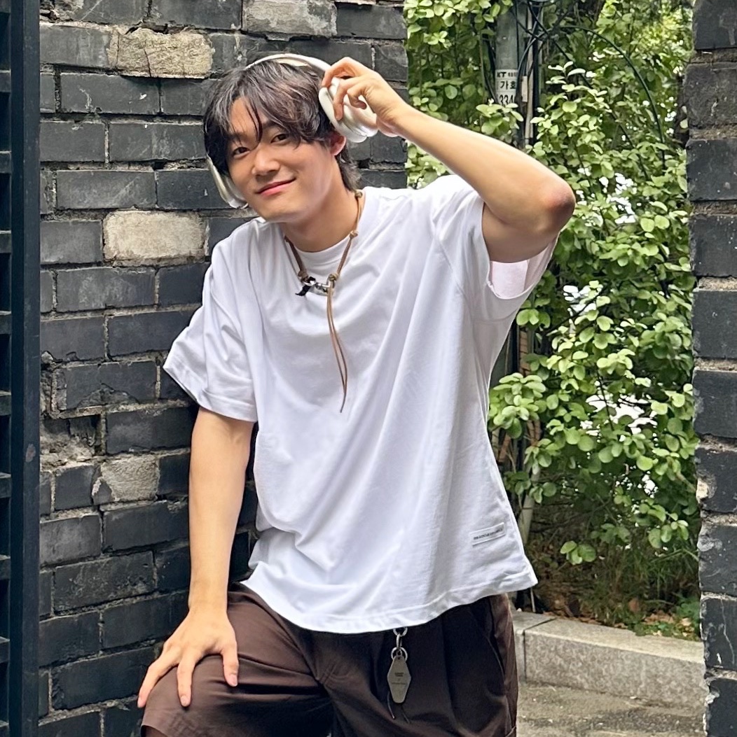Our Legacy Ladon Leather Keychain Olive 착용 스타일 - 4
