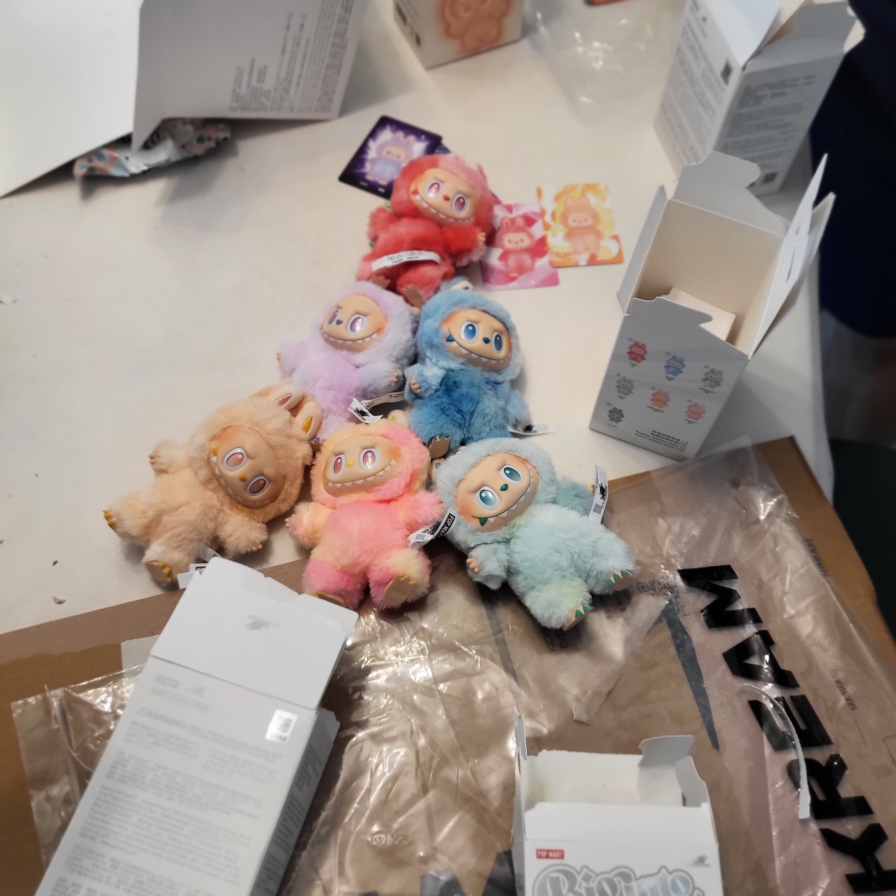 Pop Mart Labubu The Monsters Highlight Series Sealed Case (6 Blind Boxes) 착용 스타일 - 1
