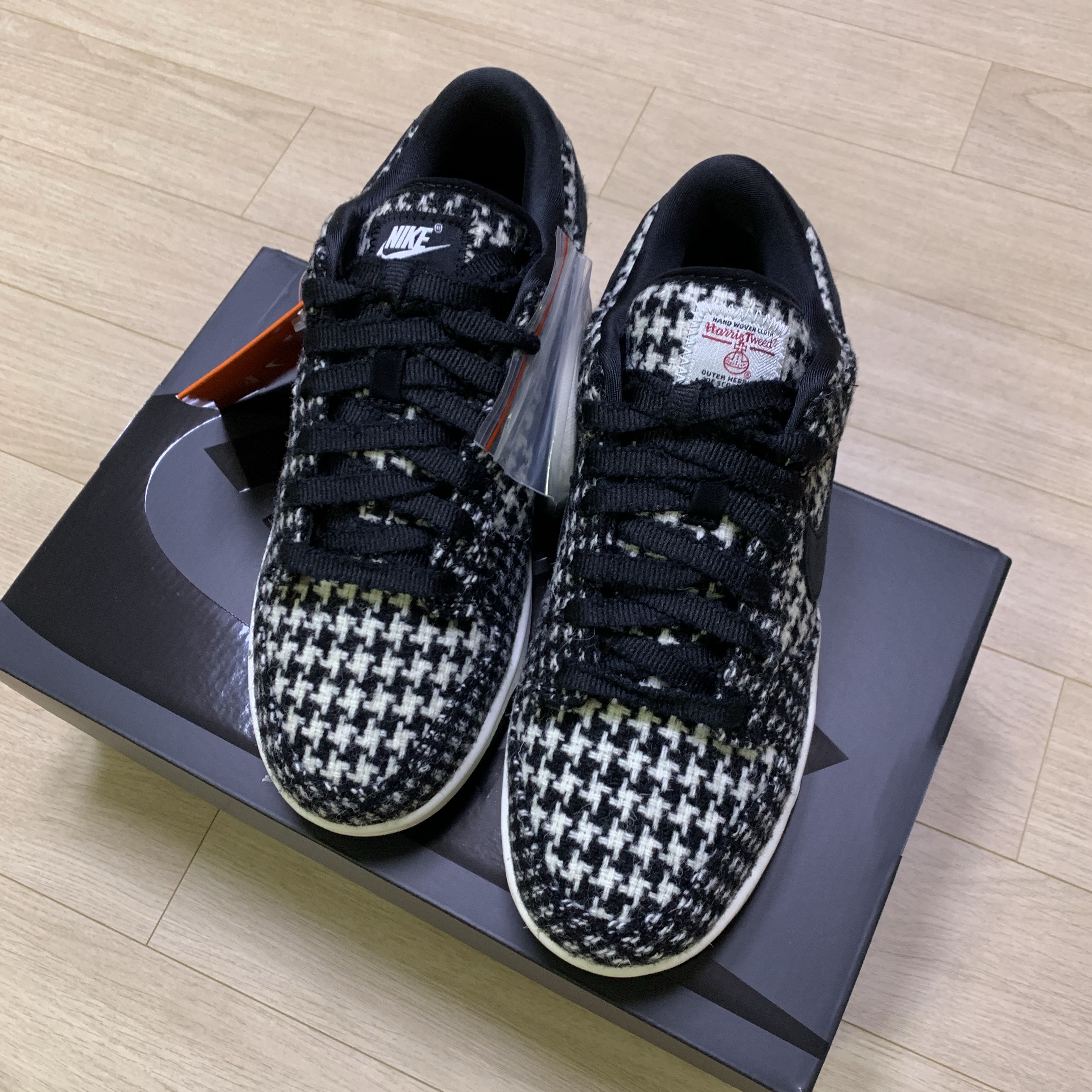 (W) Nike x Harris Tweed Dunk Low Black and Phantom 착용 스타일 - 1